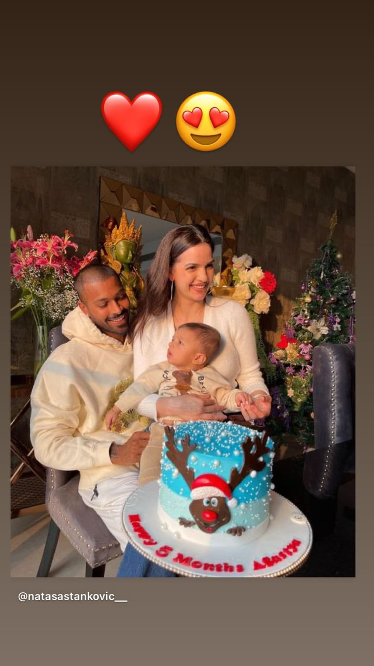 <p>కొడుకు అగస్త్య ఐదు నెలలు పూర్తి చేసుకున్న సందర్భంగా హార్ధిక్ పాండ్యా, నటాశా సెలబ్రేషన్స్...</p> <p>కొడుకు అగస్త్య ఐదు నెలలు పూర్తి చేసుకున్న సందర్భంగా హార్ధిక్ పాండ్యా, నటాశా సెలబ్రేషన్స్...</p>