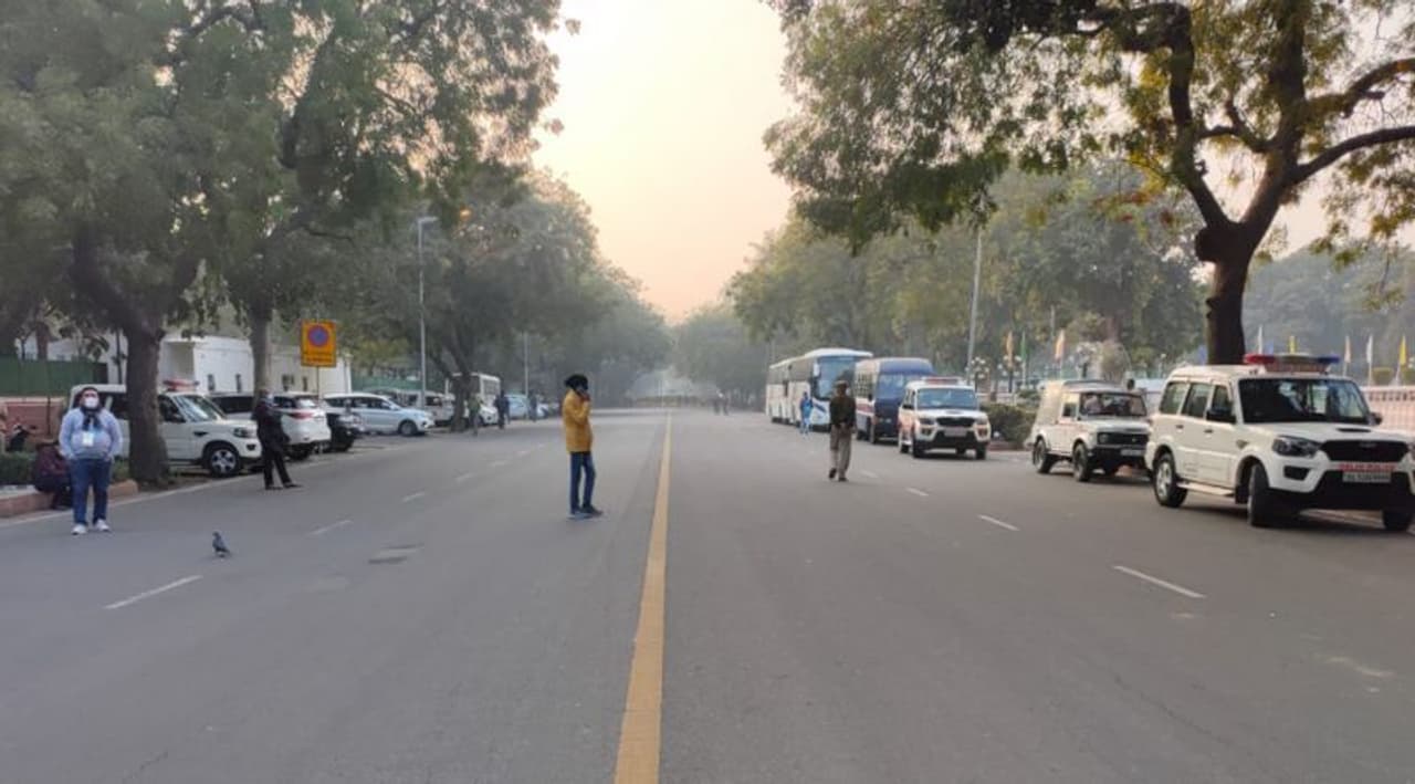 <p>അഞ്ചാം വട്ട ചർച്ചയും പരാജയപ്പെട്ടതോടെ, സര്ക്കാര് കടുംപിടുത്തം തുടര്ന്നാൽ റിപ്പബ്ളിക് ദിനാഘോഷ ചടങ്ങുകൾ തടസ്സപ്പെടുത്തുന്ന സമരത്തിലേക്ക് വരെ കാര്യങ്ങള് നീങ്ങുമെന്ന് കര്ഷക സംഘടനകൾ മുന്നറിയിപ്പ് നൽകി. </p> <p>അഞ്ചാം വട്ട ചർച്ചയും പരാജയപ്പെട്ടതോടെ, സര്ക്കാര് കടുംപിടുത്തം തുടര്ന്നാൽ റിപ്പബ്ളിക് ദിനാഘോഷ ചടങ്ങുകൾ തടസ്സപ്പെടുത്തുന്ന സമരത്തിലേക്ക് വരെ കാര്യങ്ങള് നീങ്ങുമെന്ന് കര്ഷക സംഘടനകൾ മുന്നറിയിപ്പ് നൽകി. </p>