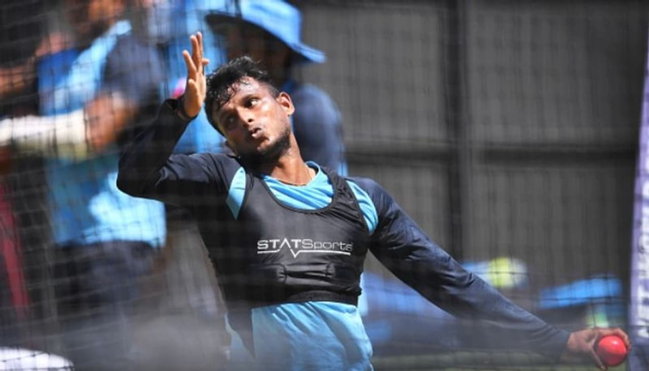 <p>ஆஸி.,க்கு எதிரான முதல் டெஸ்ட்டில் தோல்வியடைந்த இந்திய அணி, 2வது டெஸ்ட்டில் 8 விக்கெட் வித்தியாசத்தில் வெற்றி பெற்றதால் தொடர் 1 1 என சமனடைந்துள்ளது. 3வது டெஸ்ட் போட்டி வரும் 7ம் தேதி சிட்னியில் தொடங்குகிறது. முதல் டெஸ்ட்டில் இந்திய ஃபாஸ்ட் பவுலர் ஷமி காயமடைந்து தொடரை விட்டு வெளியேறிய நிலையில், 2வது டெஸ்ட்டில் உமேஷ் யாதவ் காயமடைந்து தொடரைவிட்டு விலகினார். ஷமிக்கு மாற்று வீரராக ஷர்துல் தாகூர் அணியில் சேர்க்கப்பட்ட நிலையில், உமேஷ் யாதவுக்கு மாற்று வீரராக, நெட் பவுலராக எடுக்கப்பட்ட தமிழகத்தை சேர்ந்த நடராஜன், அணியில் சேர்க்கப்பட்டுள்ளார்.</p> <p>ஆஸி.,க்கு எதிரான முதல் டெஸ்ட்டில் தோல்வியடைந்த இந்திய அணி, 2வது டெஸ்ட்டில் 8 விக்கெட் வித்தியாசத்தில் வெற்றி பெற்றதால் தொடர் 1 1 என சமனடைந்துள்ளது. 3வது டெஸ்ட் போட்டி வரும் 7ம் தேதி சிட்னியில் தொடங்குகிறது. முதல் டெஸ்ட்டில் இந்திய ஃபாஸ்ட் பவுலர் ஷமி காயமடைந்து தொடரை விட்டு வெளியேறிய நிலையில், 2வது டெஸ்ட்டில் உமேஷ் யாதவ் காயமடைந்து தொடரைவிட்டு விலகினார். ஷமிக்கு மாற்று வீரராக ஷர்துல் தாகூர் அணியில் சேர்க்கப்பட்ட நிலையில், உமேஷ் யாதவுக்கு மாற்று வீரராக, நெட் பவுலராக எடுக்கப்பட்ட தமிழகத்தை சேர்ந்த நடராஜன், அணியில் சேர்க்கப்பட்டுள்ளார்.</p>