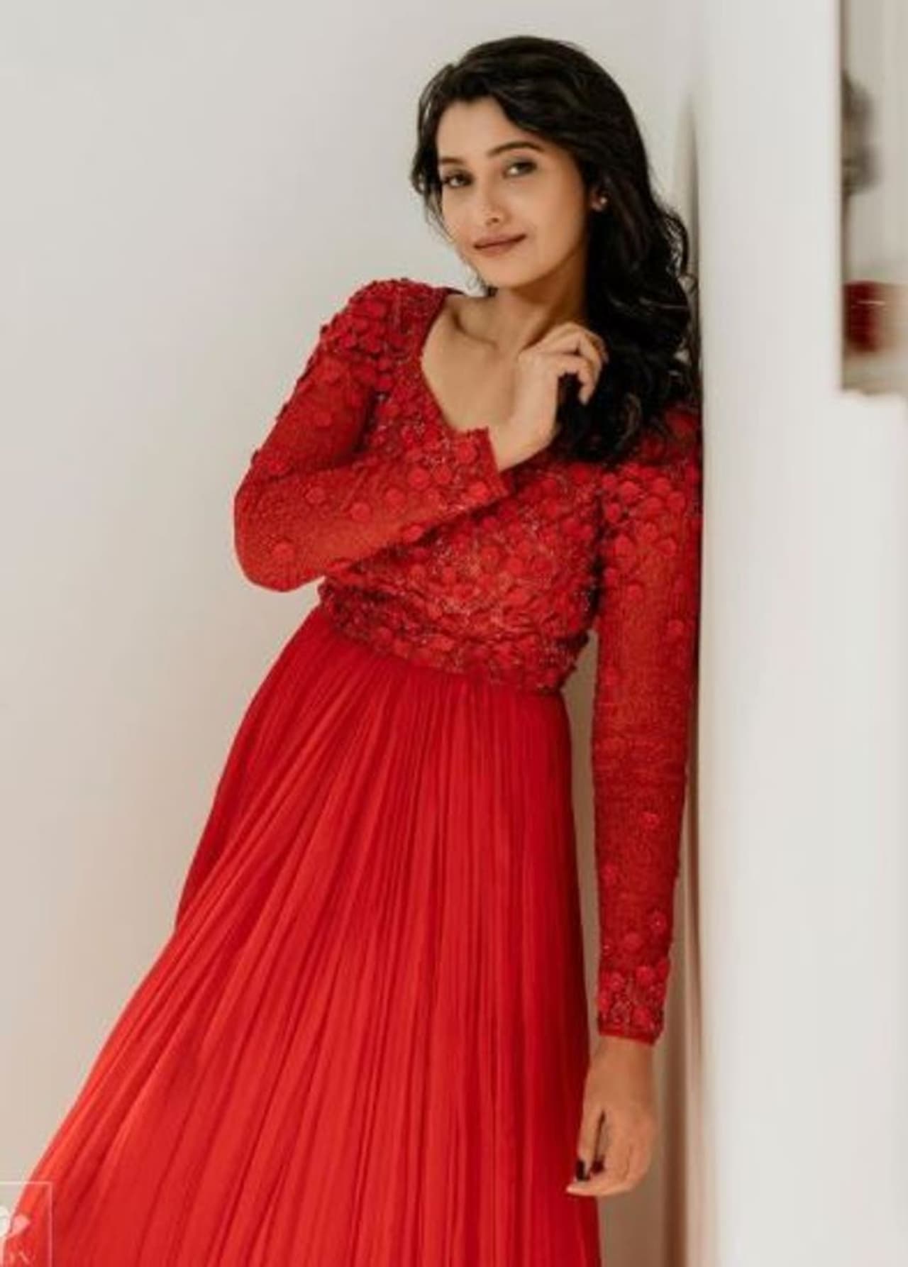 <p>சின்னத்திரையில் செய்திவாசிப்பாளராக வலம் வந்த பிரியா பவானி ஷங்கர் இன்று வெள்ளித்திரையில் முன்னணி நடிகையாக வலம் வருகிறார். மேயாத மான் படம் மூலமாக தமிழ் சினிமாவில் அறிமுகமான பிரியா பவானி ஷங்கர் கைவசம் தற்போது படவாய்ப்புகள் எக்கசக்கம். </p> <p>சின்னத்திரையில் செய்திவாசிப்பாளராக வலம் வந்த பிரியா பவானி ஷங்கர் இன்று வெள்ளித்திரையில் முன்னணி நடிகையாக வலம் வருகிறார். மேயாத மான் படம் மூலமாக தமிழ் சினிமாவில் அறிமுகமான பிரியா பவானி ஷங்கர் கைவசம் தற்போது படவாய்ப்புகள் எக்கசக்கம். </p>