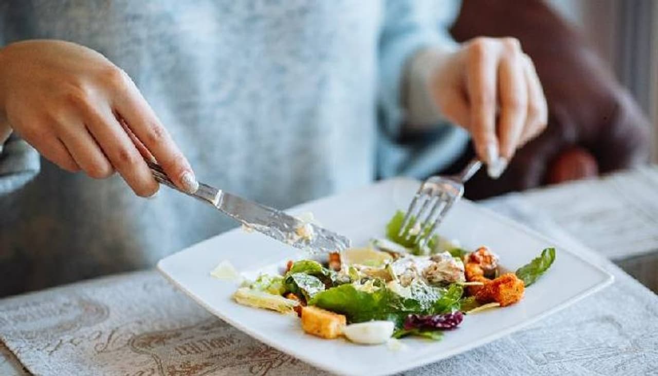 <p><strong>ഒന്ന്...</strong></p><p> </p><p>കഴിക്കുന്ന ഭക്ഷണത്തിന്റെ അളവ് കൂടരുത്. എന്തു ഭക്ഷണവും മിതമായ അളവില് മാത്രം കഴിക്കുക. 80 ശതമാനം വയര് നിറഞ്ഞാല് ഭക്ഷണം കഴിക്കുന്നത് അവസാനിപ്പിക്കുക. അതുപോലെ തന്നെ, ധൃതിയില് ഭക്ഷണം കഴിക്കരുത്. നന്നായി ചവച്ച് മാത്രം കഴിക്കാം. അങ്ങനെ ചെയ്യുന്നത് ഭക്ഷണത്തിന്റെ അളവ് കുറയ്ക്കാന് സഹായിക്കും. <br /> </p> <p><strong>ഒന്ന്...</strong></p><p> </p><p>കഴിക്കുന്ന ഭക്ഷണത്തിന്റെ അളവ് കൂടരുത്. എന്തു ഭക്ഷണവും മിതമായ അളവില് മാത്രം കഴിക്കുക. 80 ശതമാനം വയര് നിറഞ്ഞാല് ഭക്ഷണം കഴിക്കുന്നത് അവസാനിപ്പിക്കുക. അതുപോലെ തന്നെ, ധൃതിയില് ഭക്ഷണം കഴിക്കരുത്. നന്നായി ചവച്ച് മാത്രം കഴിക്കാം. അങ്ങനെ ചെയ്യുന്നത് ഭക്ഷണത്തിന്റെ അളവ് കുറയ്ക്കാന് സഹായിക്കും. <br /> </p>