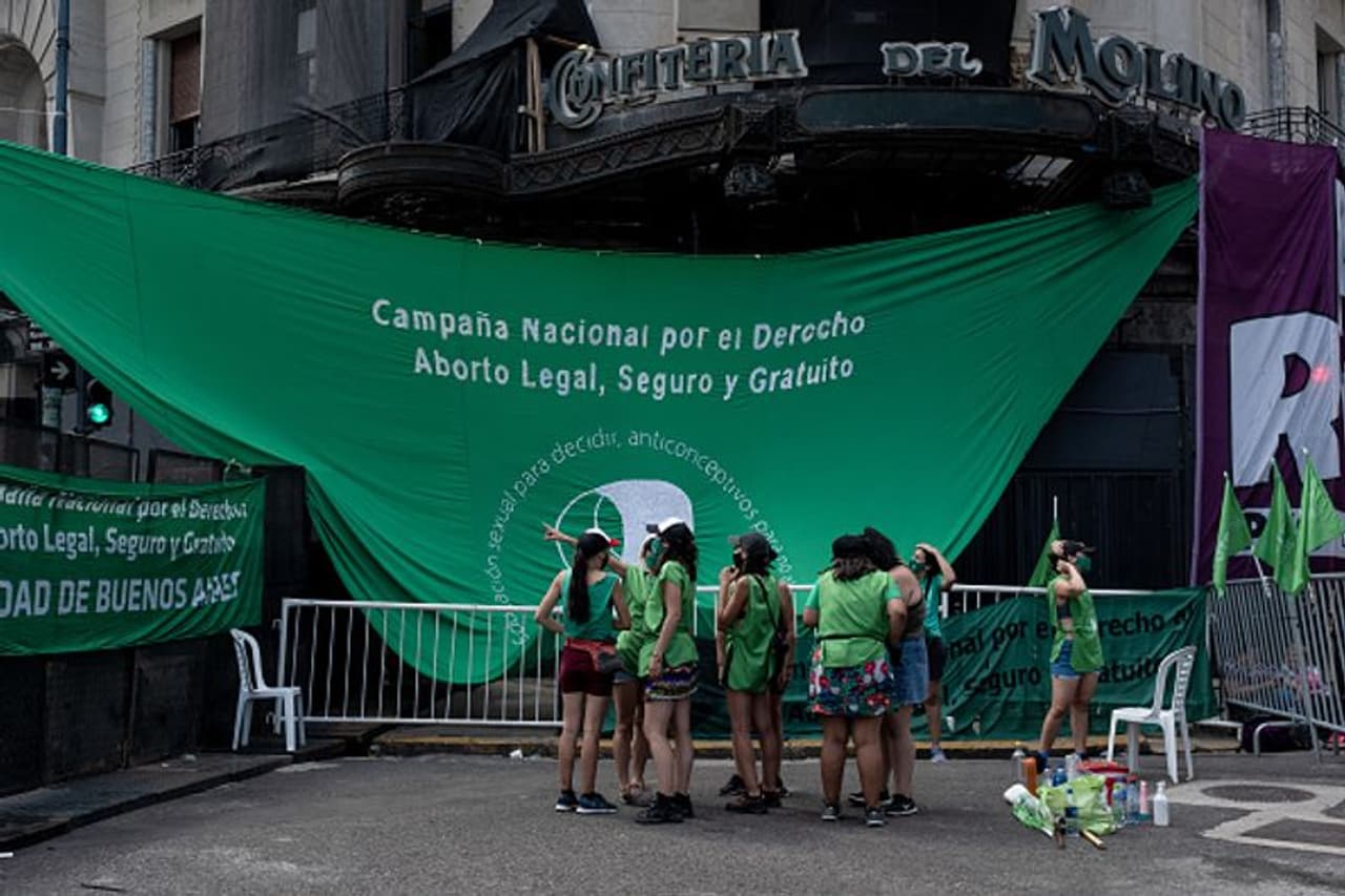 <p>ഗർഭച്ഛിദ്രം ജീവിതത്തിനും വ്യക്തിക്കും എതിരായ കുറ്റമായി അര്‍ജന്‍റീനയില്‍ കണക്കാക്കപ്പെട്ടിരുന്നു, ഗർഭച്ഛിദ്രത്തിന് പ്രേരിപ്പിക്കുന്ന ആർക്കും ഒന്ന് മുതൽ പതിനഞ്ച് വർഷം വരെ തടവുശിക്ഷ ലഭിക്കാവുന്ന കുറ്റമായിരുന്നു.</p>