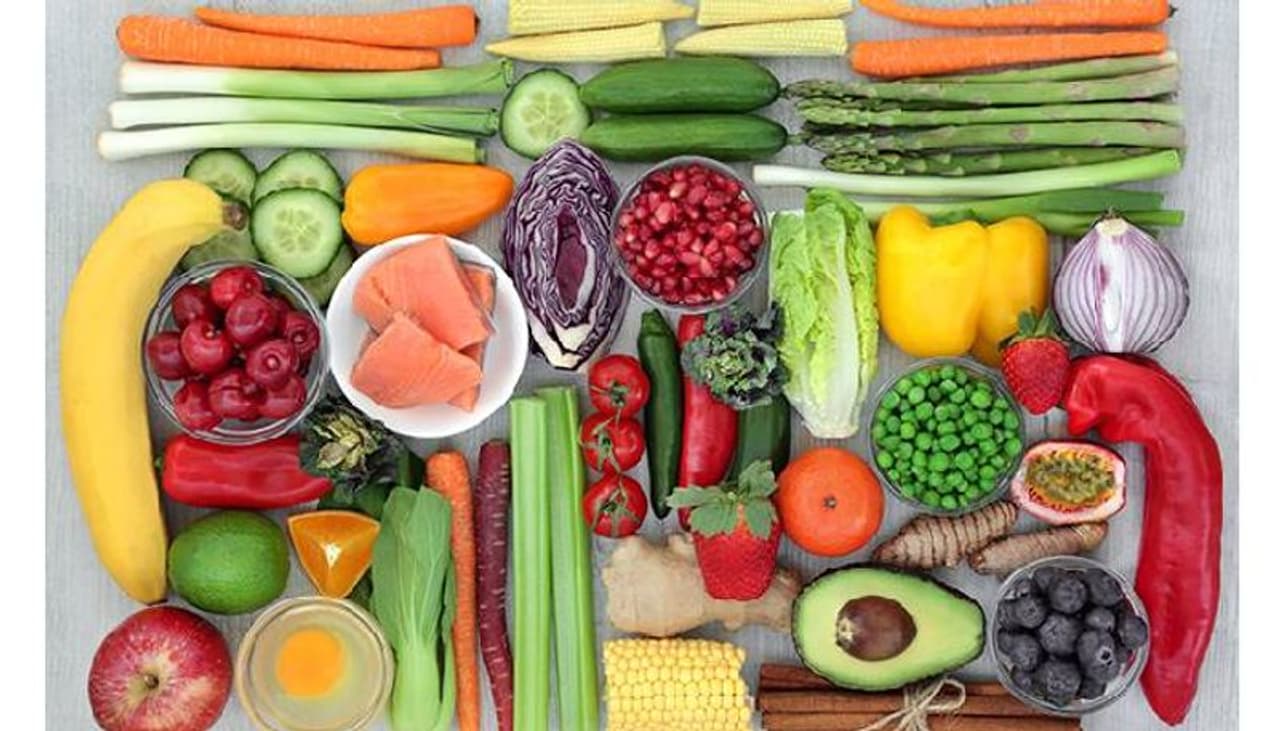 <p><strong>కరోనా వైరస్ చాలా శుభ్రతను నేర్పింది. ఇల్లాలికి పని ఎక్కువ చేసింది. ఇది వరకు కూరగాయలు, పండ్లు, బైటినుంచి తెచ్చే వస్తువులు నేరుగా స్టోర్ చేసుకునే వాళ్లం.. కానీ ఇప్పుడా పరిస్తితి లేదు.. వాటితో పాటు ఏ వైరస్ ఎలా వస్తుందో అనే భయం.. కడిగిందే.. కడిగి.. తుడిచిందే తుడిచి.. జాగ్రత్త పడుతున్నారు. </strong></p> <p><strong>కరోనా వైరస్ చాలా శుభ్రతను నేర్పింది. ఇల్లాలికి పని ఎక్కువ చేసింది. ఇది వరకు కూరగాయలు, పండ్లు, బైటినుంచి తెచ్చే వస్తువులు నేరుగా స్టోర్ చేసుకునే వాళ్లం.. కానీ ఇప్పుడా పరిస్తితి లేదు.. వాటితో పాటు ఏ వైరస్ ఎలా వస్తుందో అనే భయం.. కడిగిందే.. కడిగి.. తుడిచిందే తుడిచి.. జాగ్రత్త పడుతున్నారు. </strong></p>