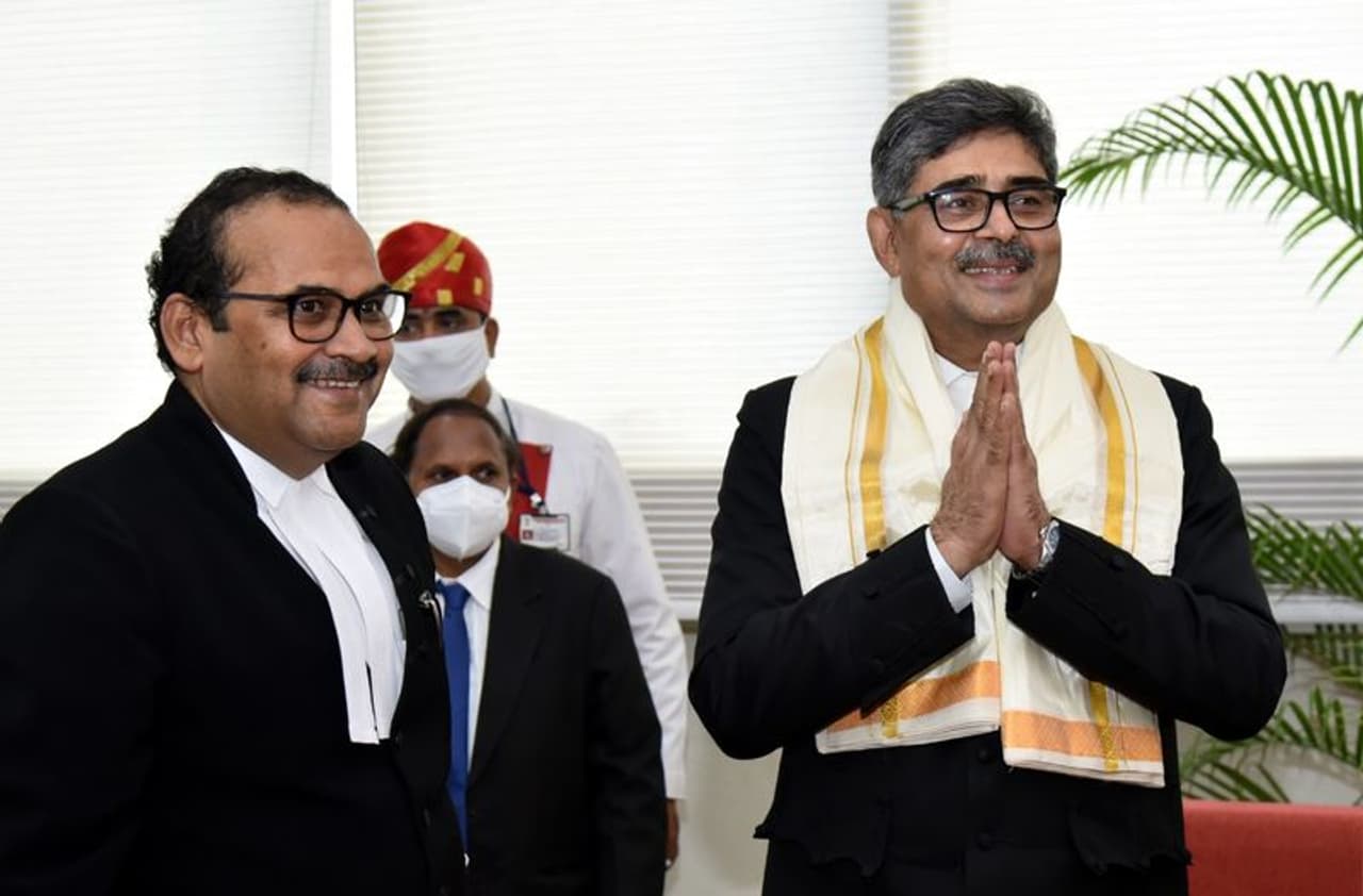 <p>సహచరులకు నమస్కరిస్తున్న జస్టిస్ రాశేష్ కుమార్</p> <p>సహచరులకు నమస్కరిస్తున్న జస్టిస్ రాశేష్ కుమార్</p>