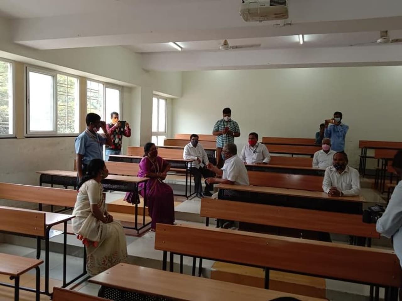 <p> ಜನವರಿ 1ರಿಂದ ಶಾಲಾ ಕಾಲೇಜುಗಳು ಆರಂಭ ಆಗುತ್ತಿರುವ ಹಿನ್ನೆಲೆಯಲ್ಲಿ ಇಂದು (ಗುರುವಾರ) ಶಿಕ್ಷಣ ಸಚಿವ ಸುರೇಶ್ ಕುಮಾರ್ ಅವರು ನಗರದ ವಿವಿಧ ಸರ್ಕಾರಿ ಖಾಸಗಿ ಪ್ರೌಢಶಾಲೆಗಳು, ಪದವಿಪೂರ್ವ ಕಾಲೇಜುಗಳಿಗೆ ಭೇಟಿ ನೀಡಿ ಅಲ್ಲಿನ ಮುಂಜಾಗ್ರತಾ ಕ್ರಮಗಳು, ಸಿದ್ಧತೆಯನ್ನು ಪರಿಶೀಲನೆ ಮಾಡಿದರು.</p> <p> ಜನವರಿ 1ರಿಂದ ಶಾಲಾ ಕಾಲೇಜುಗಳು ಆರಂಭ ಆಗುತ್ತಿರುವ ಹಿನ್ನೆಲೆಯಲ್ಲಿ ಇಂದು (ಗುರುವಾರ) ಶಿಕ್ಷಣ ಸಚಿವ ಸುರೇಶ್ ಕುಮಾರ್ ಅವರು ನಗರದ ವಿವಿಧ ಸರ್ಕಾರಿ ಖಾಸಗಿ ಪ್ರೌಢಶಾಲೆಗಳು, ಪದವಿಪೂರ್ವ ಕಾಲೇಜುಗಳಿಗೆ ಭೇಟಿ ನೀಡಿ ಅಲ್ಲಿನ ಮುಂಜಾಗ್ರತಾ ಕ್ರಮಗಳು, ಸಿದ್ಧತೆಯನ್ನು ಪರಿಶೀಲನೆ ಮಾಡಿದರು.</p>