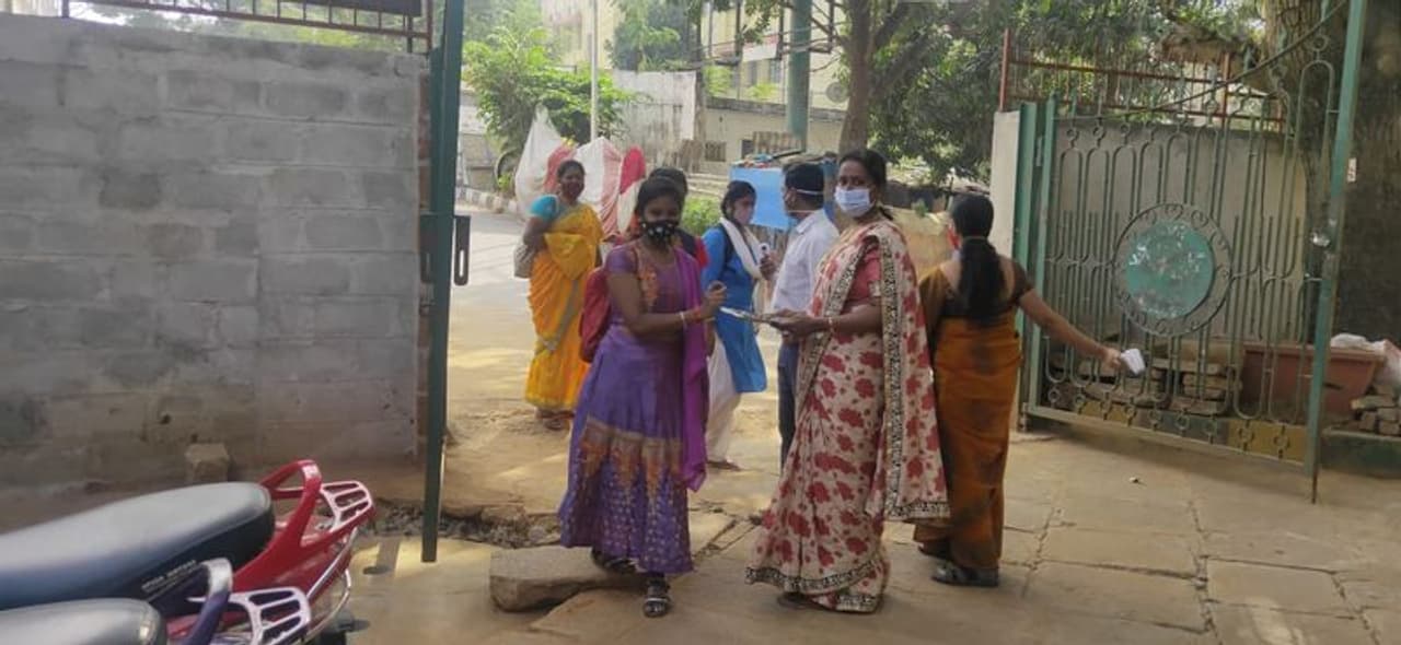 <p>ಕೊರೋನಾ ಹಿನ್ನೆಲೆಯಲ್ಲಿ ಕಳೆದ ಒಂಭತ್ತು ತಿಂಗಳಿನಿಂದ ಸ್ಥಗಿತಗೊಂಡಿದ್ದ ಶಾಲಾ ಕಾಲೇಜುಗಳು ಇಂದಿನಿಂದ ಆರಂಭವಾಗಿದ್ದು, ಮೊದಲ ದಿನವಾದ ಇಂದು ಮಕ್ಕಳು ಲವಲವಿಕೆಯಿಂದಲೇ ಶಾಲಾ ಕಾಲೇಜುಗಳಿಗೆ ಆಗಮಿಸುತ್ತಿದ್ದುದು ಕಂಡುಬಂತು.&nbsp;</p>