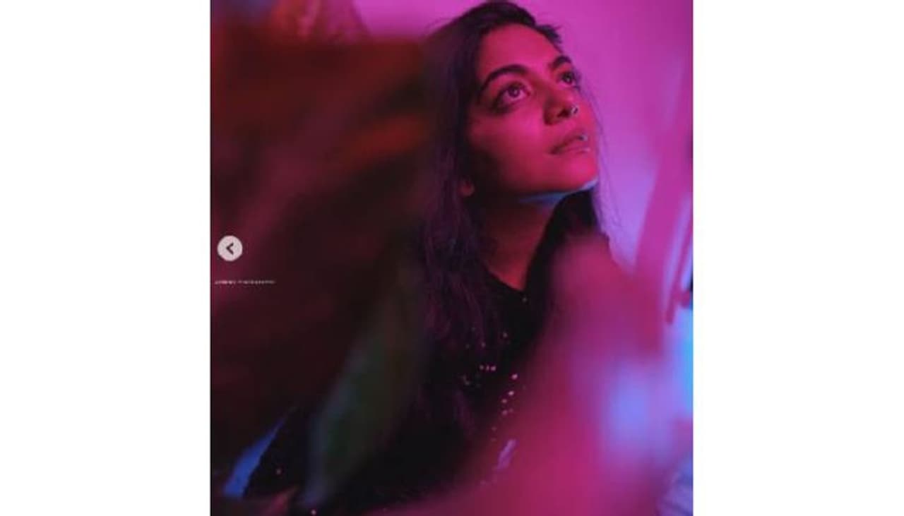 <p>ഇപ്പോഴിതാ താരത്തിന്റെ ന്യൂഇയര് സ്പെഷ്യല് ഫോട്ടോഷൂട്ട് ചിത്രങ്ങളും സമൂഹമാധ്യമങ്ങളില് ശ്രദ്ധ നേടുകയാണ്. <br /> </p> <p>ഇപ്പോഴിതാ താരത്തിന്റെ ന്യൂഇയര് സ്പെഷ്യല് ഫോട്ടോഷൂട്ട് ചിത്രങ്ങളും സമൂഹമാധ്യമങ്ങളില് ശ്രദ്ധ നേടുകയാണ്. <br /> </p>