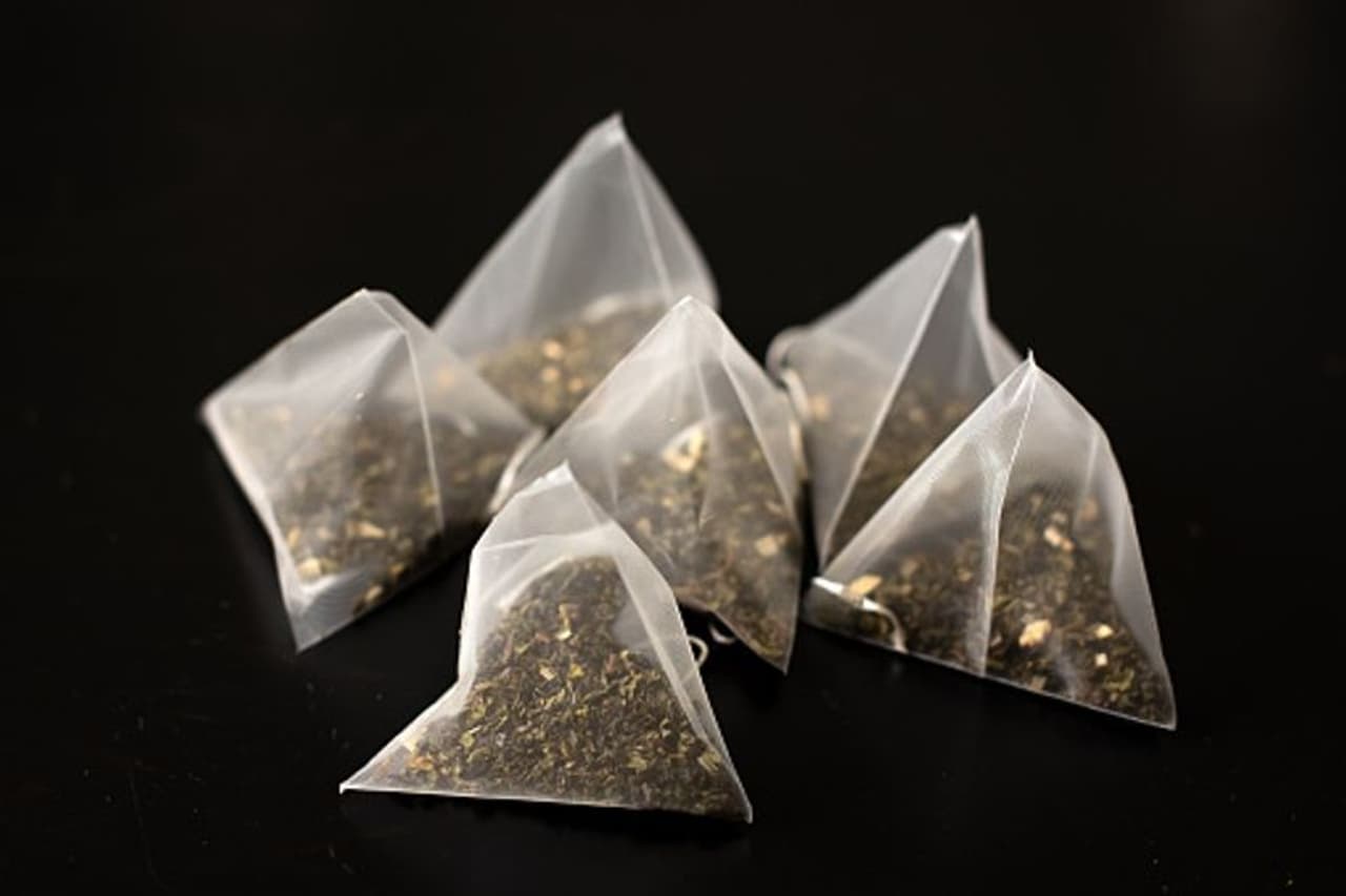 టీ అంటే పడి చచ్చిపోయేవాళ్లు మనలో చాలా మందే ఉంటారు. మీకు టీ అంటే ఎందుకు ఇష్టం అంటే.. దాని మీద ప్రేమను ఒక్కమాటలో చెప్పలేం. కానీ.. రోజులో కనీసం ఒక్కసారైనా టీ తాగకుండా ఉండలేరు. ప్రయాణాల్లో ఉన్నా సరే.. ఏదో ఒక విధంగా టీ ని ఆస్వాదించాల్సిందే. టీ అంటే పడి చచ్చిపోయేవాళ్లు మనలో చాలా మందే ఉంటారు. మీకు టీ అంటే ఎందుకు ఇష్టం అంటే.. దాని మీద ప్రేమను ఒక్కమాటలో చెప్పలేం. కానీ.. రోజులో కనీసం ఒక్కసారైనా టీ తాగకుండా ఉండలేరు. ప్రయాణాల్లో ఉన్నా సరే.. ఏదో ఒక విధంగా టీ ని ఆస్వాదించాల్సిందే.