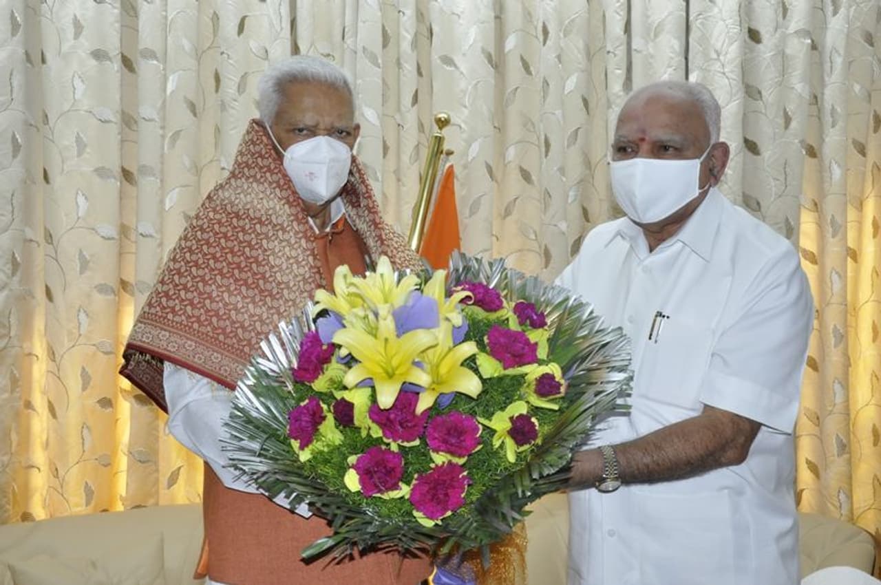 <p>ರಾಜಭವನಕ್ಕೆ ತೆರಳಿದ ಯಡಿಯೂರಪ್ಪ ಅವರು ರಾಜ್ಯಪಾಲರಿಗೆ ಹೂಗುಚ್ಛ ನೀಡಿ ನೂತನ ವರ್ಷದ ಶುಭಾಶಯಗಳನ್ನು ತಿಳಿಸಿದರು</p> <p>ರಾಜಭವನಕ್ಕೆ ತೆರಳಿದ ಯಡಿಯೂರಪ್ಪ ಅವರು ರಾಜ್ಯಪಾಲರಿಗೆ ಹೂಗುಚ್ಛ ನೀಡಿ ನೂತನ ವರ್ಷದ ಶುಭಾಶಯಗಳನ್ನು ತಿಳಿಸಿದರು</p>