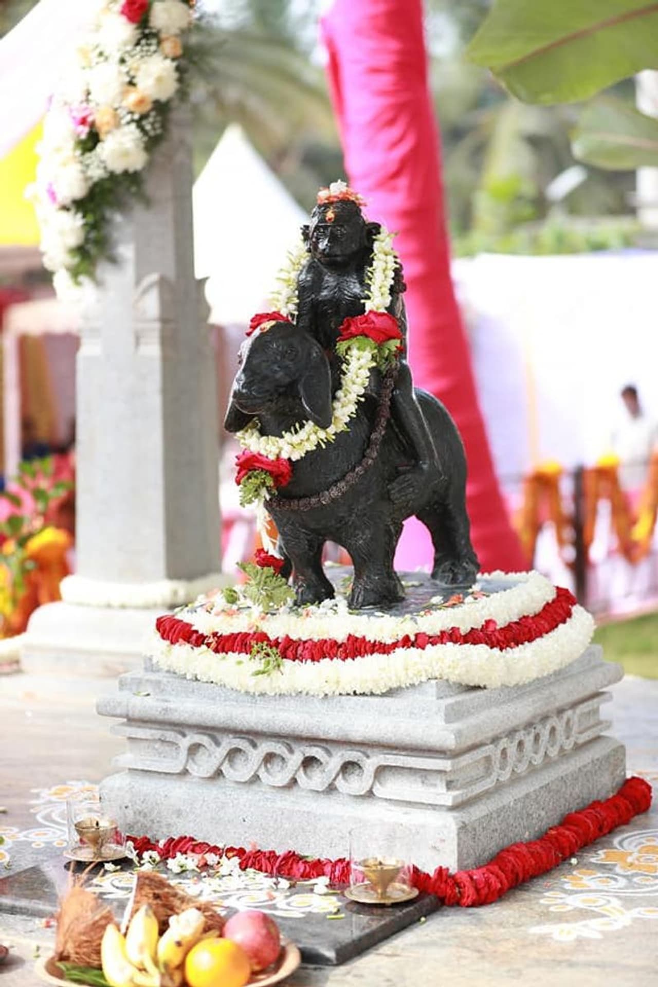 <p>ಮಾಜಿ ಸಚಿವರಾದ ಸಾ.ರಾ.‌ಮಹೇಶ್ ಅವರ ಮನೆಯ ಮಗುವಂತಿದ್ದ, ಪ್ರೀತಿಯ ಚಿಂಟು(ಕೋತಿ)ವಿನ 1ನೇ ವರ್ಷದ ಪುಣ್ಯಸ್ಮರಣೆ ಕಾರ್ಯಕ್ರಮವನ್ನು ಮೈಸೂರಿನ ಸಾ.ರಾ.‌ಫಾರಂನಲ್ಲಿ ನೇರವೇರಿಸಲಾಯಿತು.&nbsp;</p>