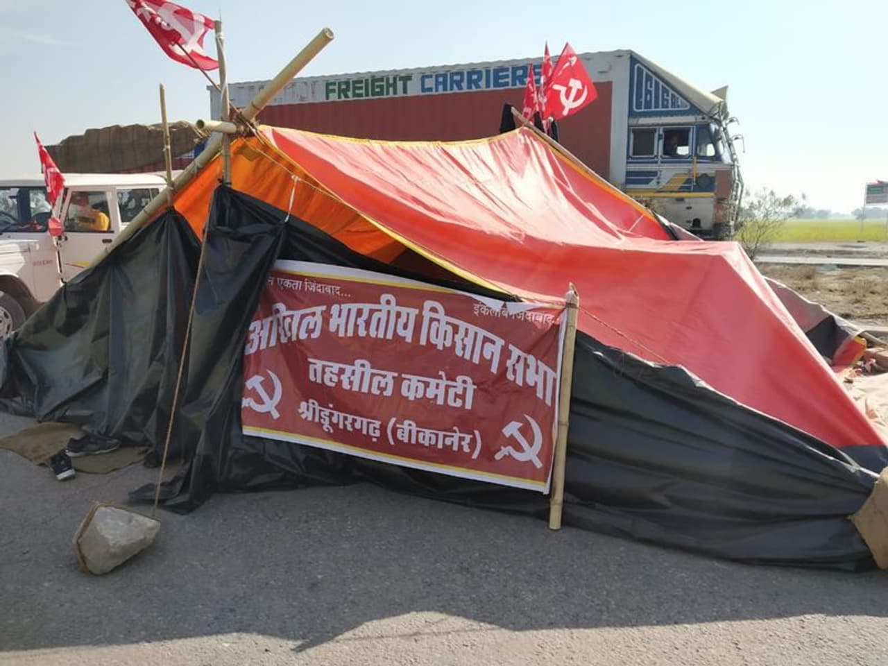 <p>വിവാദ കാർഷിക നിയമങ്ങൾ പിൻവലിക്കണമെന്ന ആവശ്യത്തിൽ നിന്ന് ഒരടിപോലും പിന്മാറാനില്ലെന്ന് ഉറപ്പിച്ച് കർഷക സംഘടനകൾ ഉറപ്പിച്ച് ആവര്ത്തിച്ചു. ബദൽ നിർദ്ദേശം നല്കണമെന്ന സർക്കാരിന്റെ ആവശ്യവും കർഷക സംഘടനകൾ തള്ളി. </p> <p>വിവാദ കാർഷിക നിയമങ്ങൾ പിൻവലിക്കണമെന്ന ആവശ്യത്തിൽ നിന്ന് ഒരടിപോലും പിന്മാറാനില്ലെന്ന് ഉറപ്പിച്ച് കർഷക സംഘടനകൾ ഉറപ്പിച്ച് ആവര്ത്തിച്ചു. ബദൽ നിർദ്ദേശം നല്കണമെന്ന സർക്കാരിന്റെ ആവശ്യവും കർഷക സംഘടനകൾ തള്ളി. </p>