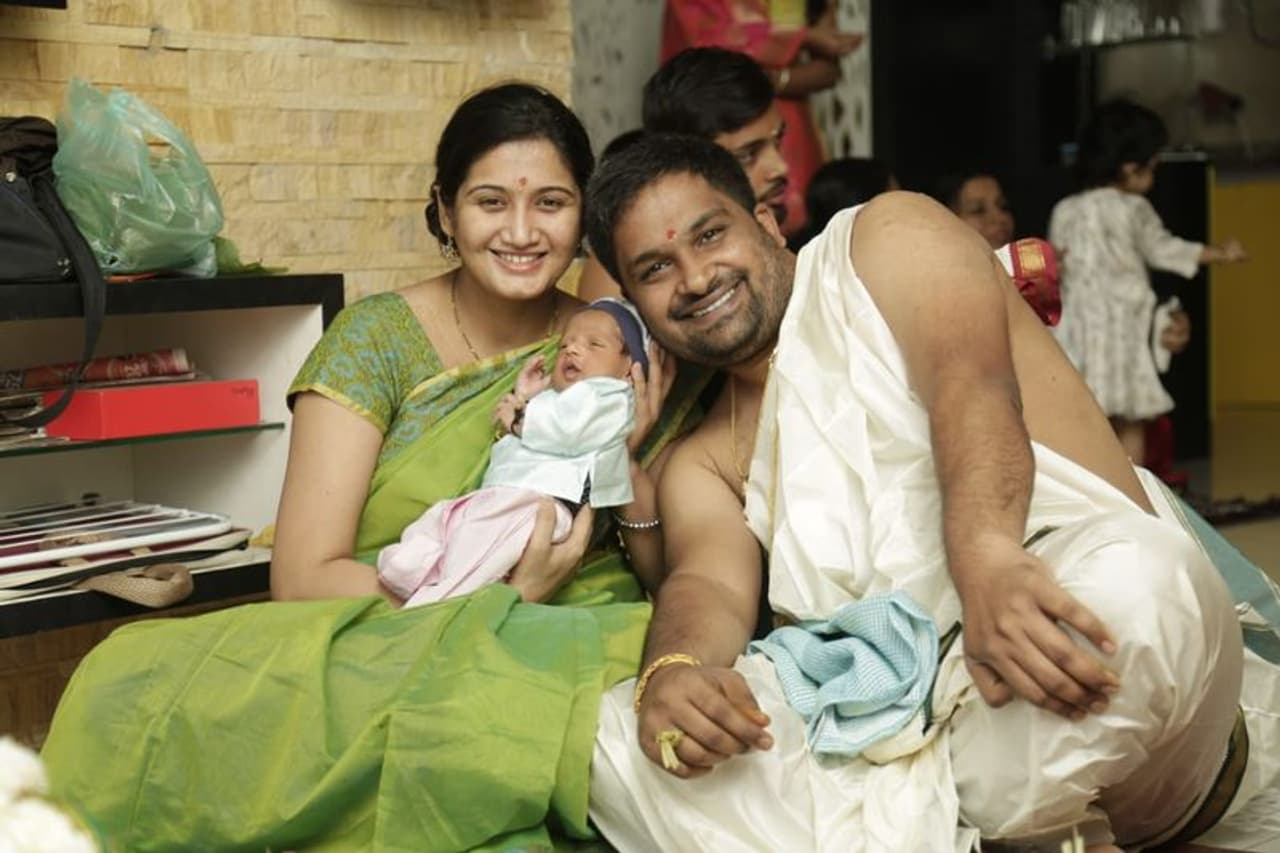 <p>ನಿರ್ದೇಶಕ ಪವನ್ ಒಡೆಯರ್ ಹಾಗೂ ಪತ್ನಿ ಅಪೇಕ್ಷಾ ಪುತ್ರನ ನಾಮಕರಣ ಮಾಡಿದ್ದಾರೆ.</p> <p>ನಿರ್ದೇಶಕ ಪವನ್ ಒಡೆಯರ್ ಹಾಗೂ ಪತ್ನಿ ಅಪೇಕ್ಷಾ ಪುತ್ರನ ನಾಮಕರಣ ಮಾಡಿದ್ದಾರೆ.</p>