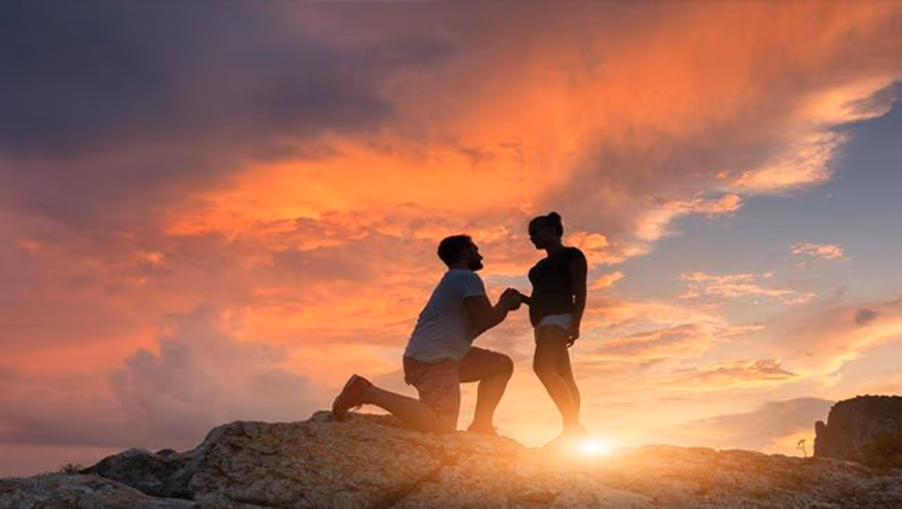 <p>ಪ್ರತಿದಿನ ಅಲ್ಲದೇ ಹೋದರೂ, ಅಪರೂಪಕ್ಕೊಮ್ಮೆಯಾದರೂ ಐ ಲವ್ ಅಂತ ಹೇಳಿ. ಆಗ ಆಕೆ ಮುಖದಲ್ಲಿ ಆಗೋ ಸಂತೋಷವನ್ನು ಗಮನಿಸಿ.&nbsp;</p>