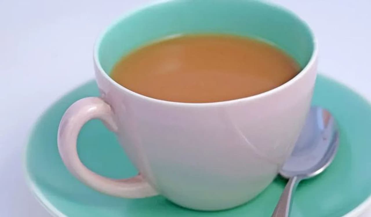 <p style="text align: justify;">ಚಹಾದ ಮೋಜು, ಸ್ನ್ಯಾಕ್ಸ್ ನೊಂದಿಗೆ ದ್ವಿಗುಣಗೊಳ್ಳುತ್ತದೆ. ಹೆಚ್ಚಿನವರು ಖಂಡಿತವಾಗಿಯೂ ಚಹಾದೊಂದಿಗೆ ಏನನ್ನಾದರೂ ತಿನ್ನುತ್ತಾರೆ. ಆದರೆ ಗಂಭೀರ&nbsp;ಕಾಯಿಲೆಗಳು ಟೀ ಜೊತೆ &nbsp;ತಿನ್ನುವ ಆಹಾರಗಳ ಮೂಲಕ &nbsp;ಅಪಾಯಕ್ಕೆ ಸಿಲುಕಿಸುವ ಅನೇಕ ಸಂಗತಿಗಳಿವೆ. ಯಾವೆಲ್ಲಾ ವಸ್ತುಗಳನ್ನು ತಪ್ಪಾಗಿ ಟೀ ಜೊತೆ&nbsp;ಸೇವಿಸಬಾರದು ಎಂದು ನೋಡೋಣ.</p>