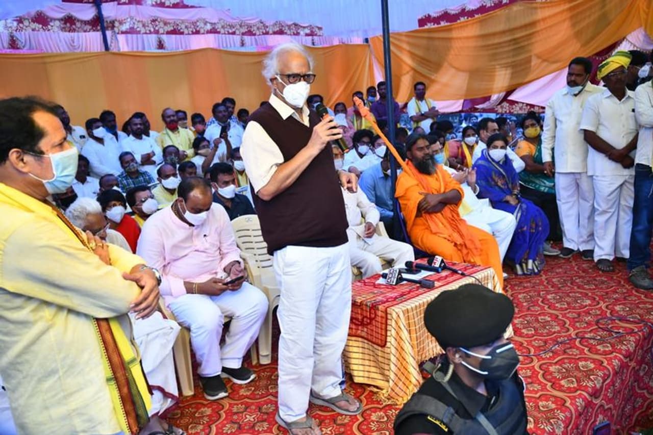 <p>ప్రజలనుద్దేశించి ప్రసంగిస్తున్న కేంద్ర మాజీ మంత్రి అశోక్ గజపతి రాజు</p> <p>ప్రజలనుద్దేశించి ప్రసంగిస్తున్న కేంద్ర మాజీ మంత్రి అశోక్ గజపతి రాజు</p>