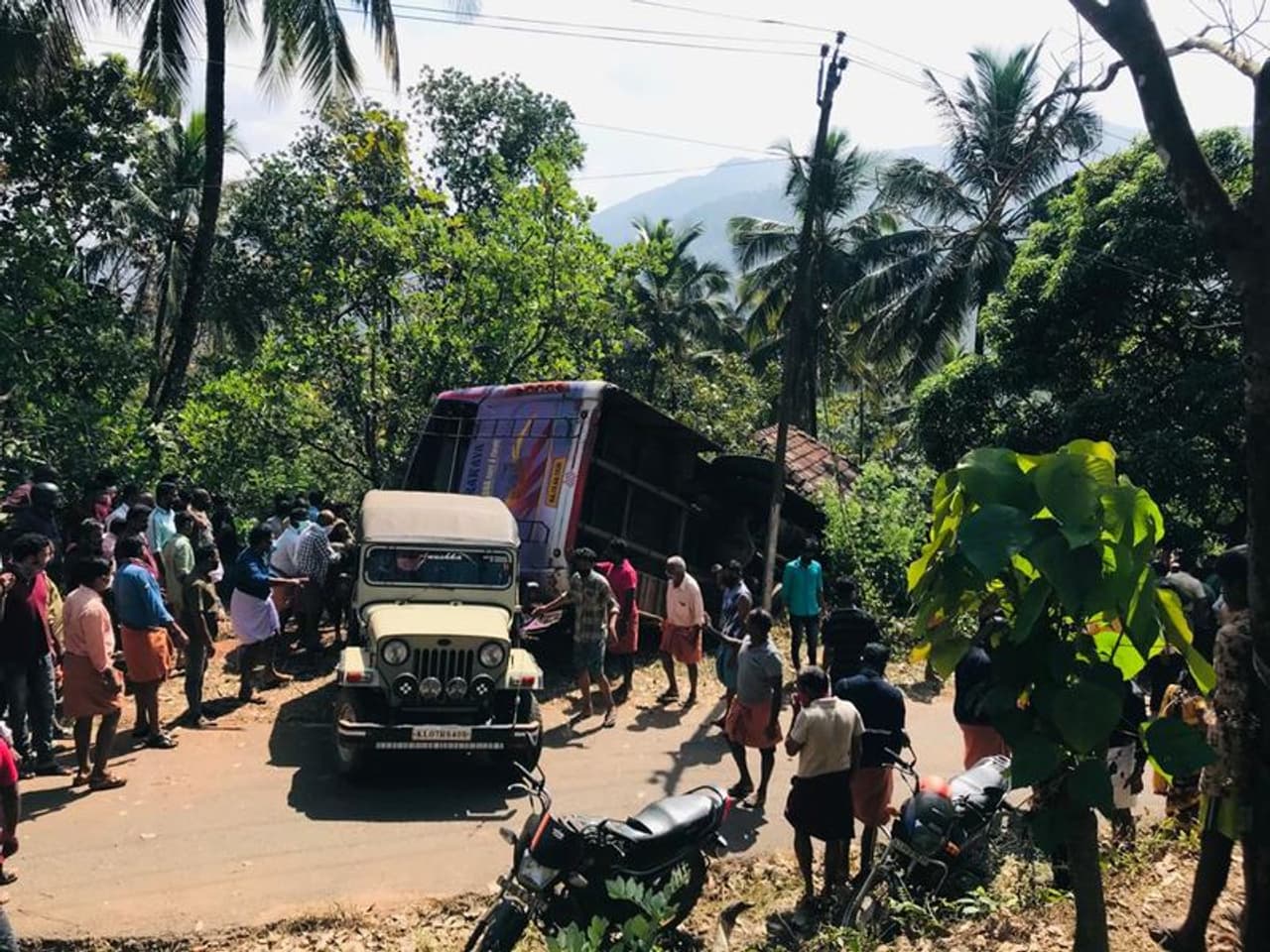 <p>ಕೊಡಗಿನಿಂದ ಮದುವೆ ದಿಬ್ಬಣ ಹೊರಟಿದ್ದ ಬಸ್ ಅಪಘಾತವಾಗಿದೆ.</p>