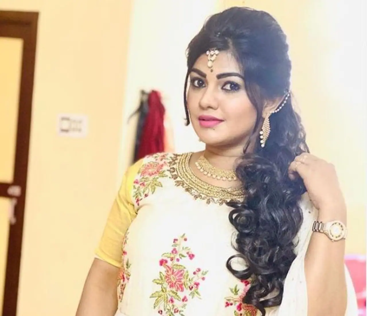 <p>தென்றல் சீரியல் மூலம் அறிமுகமாகி, தற்போது எந்த கதாப்பாத்திரம் கொடுத்தாலும், பின்னி பெடல் எடுக்கும் அளவிற்கு நடிப்பு திறமையை வளர்த்து கொண்டுள்ளவர் ஷாமிலி.</p> <p>தென்றல் சீரியல் மூலம் அறிமுகமாகி, தற்போது எந்த கதாப்பாத்திரம் கொடுத்தாலும், பின்னி பெடல் எடுக்கும் அளவிற்கு நடிப்பு திறமையை வளர்த்து கொண்டுள்ளவர் ஷாமிலி.</p>