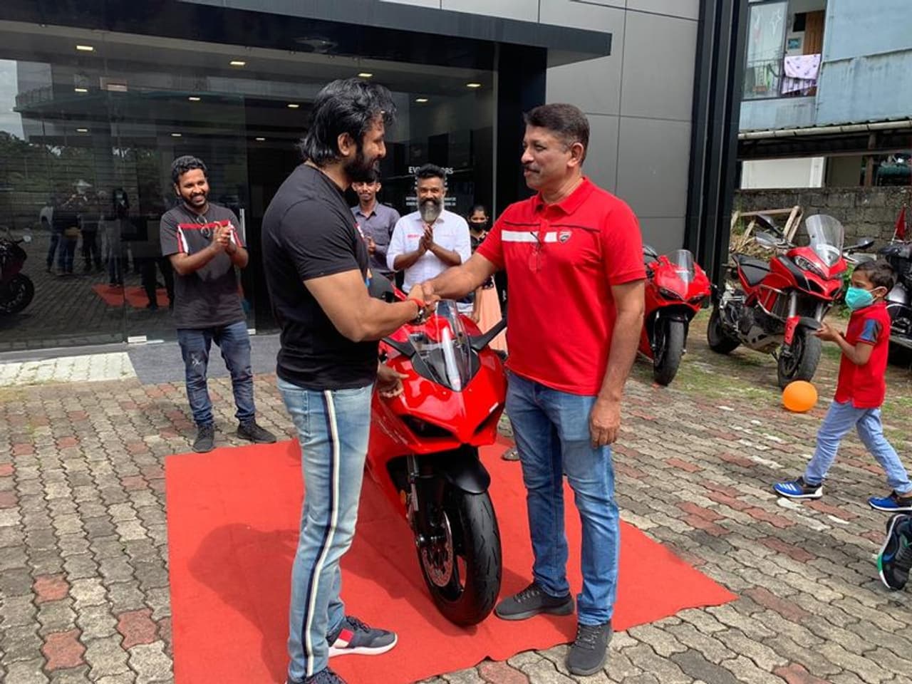 <p>സ്പേർട്സ് ബൈക്ക് സ്വന്തമാക്കിയ വിവരം ഉണ്ണി മുകുന്ദൻ തന്റെ ഫേസ്ബുക്ക് പോസ്റ്റിലൂടെയാണ് അറിയിച്ചത്. പുതിയ ബൈക്കിനൊപ്പമുള്ള ചിത്രങ്ങളും താരം പങ്കുവെച്ചിട്ടുണ്ട്.&nbsp;</p>