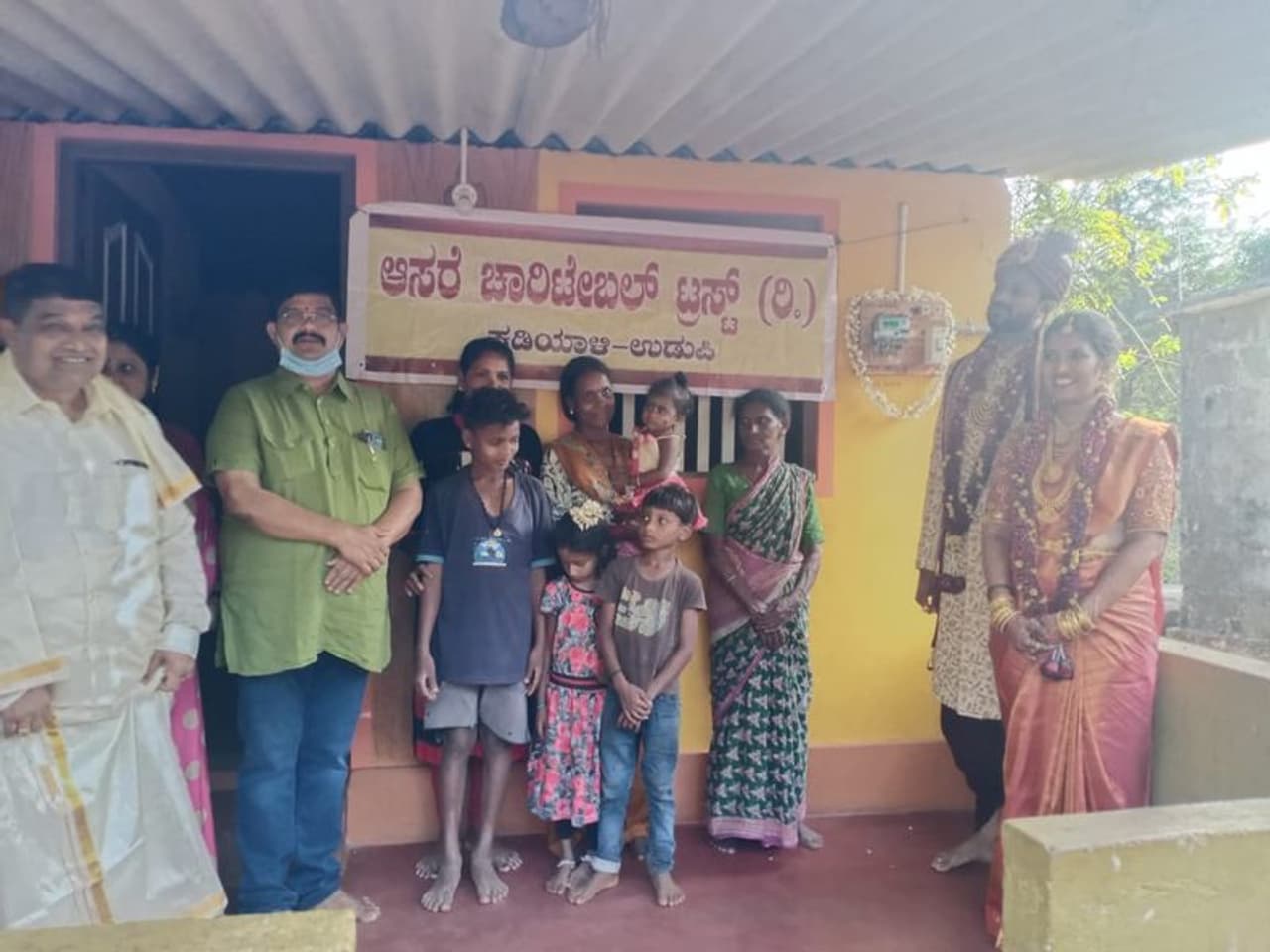 <p>ಉಡುಪಿಯ ಕನ್ನರ್ಪಾಡಿ ನಿವಾಸಿ ಶರಣ್ ಶೆಟ್ಟಿ ಮತ್ತು ನವ್ಯ ಶೆಟ್ಟಿ ಅವರು ಭಾನುವಾರ ದಾಂಪತ್ಯ ಜೀವನಕ್ಕೆ ಕಾಲಿಟ್ಟ ಶುಭ ಸಂದರ್ಭದ ಸವಿನೆನಪಿಗಾಗಿ ಕಳೆದ 3 ದಶಕಗಳಿಂದ ವಿದ್ಯುತ್ ಸಂಪರ್ಕ ಇಲ್ಲದ ದಲಿತ ಸಮುದಾಯದ ಲೀಲಾ ಅವರ ಮನೆಗೆ ವಿದ್ಯುತ್ ಸಂಪರ್ಕವನ್ನು ಕೊಡುಗೆಯಾಗಿ ನೀಡಿದೆ,</p> <p>ಉಡುಪಿಯ ಕನ್ನರ್ಪಾಡಿ ನಿವಾಸಿ ಶರಣ್ ಶೆಟ್ಟಿ ಮತ್ತು ನವ್ಯ ಶೆಟ್ಟಿ ಅವರು ಭಾನುವಾರ ದಾಂಪತ್ಯ ಜೀವನಕ್ಕೆ ಕಾಲಿಟ್ಟ ಶುಭ ಸಂದರ್ಭದ ಸವಿನೆನಪಿಗಾಗಿ ಕಳೆದ 3 ದಶಕಗಳಿಂದ ವಿದ್ಯುತ್ ಸಂಪರ್ಕ ಇಲ್ಲದ ದಲಿತ ಸಮುದಾಯದ ಲೀಲಾ ಅವರ ಮನೆಗೆ ವಿದ್ಯುತ್ ಸಂಪರ್ಕವನ್ನು ಕೊಡುಗೆಯಾಗಿ ನೀಡಿದೆ,</p>