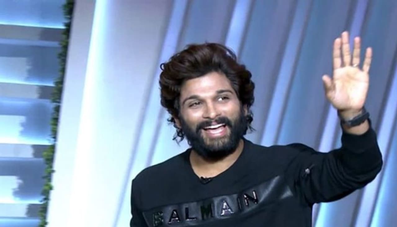 <p>தெலுங்கு திரையுலகில் முன்னணி நடிகராக வலம் வரும் அல்லு அர்ஜுன். சமீபத்தில் அல்லு அர்ஜுன் நடிப்பில் வெளியான அல வைகுண்ட புரம்லோ திரைப்படம் தெலுங்கு ரசிகர்களைக் கடந்து தமிழிலும் வரவேற்பு பெற்றது. இந்த படத்தில் இடம் பெற்ற ‘புட்டபொம்மா’ பாடலும் டிக் டாக், இன்ஸ்டாகிராம் என உலகம் முழுவதும் பிரபலமானது. இவருடைய அடுத்த படத்தைக் காண தமிழ் ரசிகர்கள் கூட ஆவலுடன் காத்திருக்கின்றனர். <br /> </p> <p>தெலுங்கு திரையுலகில் முன்னணி நடிகராக வலம் வரும் அல்லு அர்ஜுன். சமீபத்தில் அல்லு அர்ஜுன் நடிப்பில் வெளியான அல வைகுண்ட புரம்லோ திரைப்படம் தெலுங்கு ரசிகர்களைக் கடந்து தமிழிலும் வரவேற்பு பெற்றது. இந்த படத்தில் இடம் பெற்ற ‘புட்டபொம்மா’ பாடலும் டிக் டாக், இன்ஸ்டாகிராம் என உலகம் முழுவதும் பிரபலமானது. இவருடைய அடுத்த படத்தைக் காண தமிழ் ரசிகர்கள் கூட ஆவலுடன் காத்திருக்கின்றனர். <br /> </p>