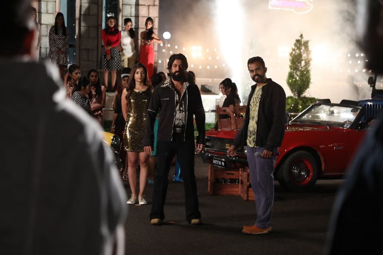 <p>கன்னட திரையுலகில் இப்படியொரு பிரம்மாண்டமா? என ஒட்டுமொத்த திரையுலகையே திரும்பி பார்க்க வைத்த திரைப்படம் கேஜிஎப். </p> <p>கன்னட திரையுலகில் இப்படியொரு பிரம்மாண்டமா? என ஒட்டுமொத்த திரையுலகையே திரும்பி பார்க்க வைத்த திரைப்படம் கேஜிஎப். </p>