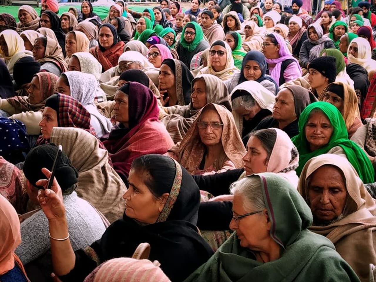 <p>വിവാദമായ മൂന്ന് കാര്ഷിക നിയമങ്ങളും പിന്വലിക്കണമെന്നാവശ്യപ്പെട്ടായിരുന്നു പഞ്ചാബില് നിന്നും രാജസ്ഥാനില് നിന്നും ഹരിയാനയില് നിന്നുമുള്ള കര്ഷകര് 2019 നവംബര് 26 ാം തിയതി മുതല് ദില്ലി അതിര്ത്തികളില് സമരം നടത്തുന്നത്. <br />കർഷക ഉൽപാദനവും വാണിജ്യവും, കാർഷിക സേവന ബിൽ, അവശ്യവസ്തുക്കളുടെ (ഭേദഗതി) ബിൽ എന്നിങ്ങനെ കേന്ദ്രസര്ക്കാര് പാസാക്കിയ മൂന്ന് വിവാദ ബില്ലികളും പിന്വലിക്കണമെന്നാണ് രാജ്യത്തെ 40 ഓളം കര്ഷക സംഘടനകളുടെ ആവശ്യം. </p> <p>വിവാദമായ മൂന്ന് കാര്ഷിക നിയമങ്ങളും പിന്വലിക്കണമെന്നാവശ്യപ്പെട്ടായിരുന്നു പഞ്ചാബില് നിന്നും രാജസ്ഥാനില് നിന്നും ഹരിയാനയില് നിന്നുമുള്ള കര്ഷകര് 2019 നവംബര് 26 ാം തിയതി മുതല് ദില്ലി അതിര്ത്തികളില് സമരം നടത്തുന്നത്. <br />കർഷക ഉൽപാദനവും വാണിജ്യവും, കാർഷിക സേവന ബിൽ, അവശ്യവസ്തുക്കളുടെ (ഭേദഗതി) ബിൽ എന്നിങ്ങനെ കേന്ദ്രസര്ക്കാര് പാസാക്കിയ മൂന്ന് വിവാദ ബില്ലികളും പിന്വലിക്കണമെന്നാണ് രാജ്യത്തെ 40 ഓളം കര്ഷക സംഘടനകളുടെ ആവശ്യം. </p>