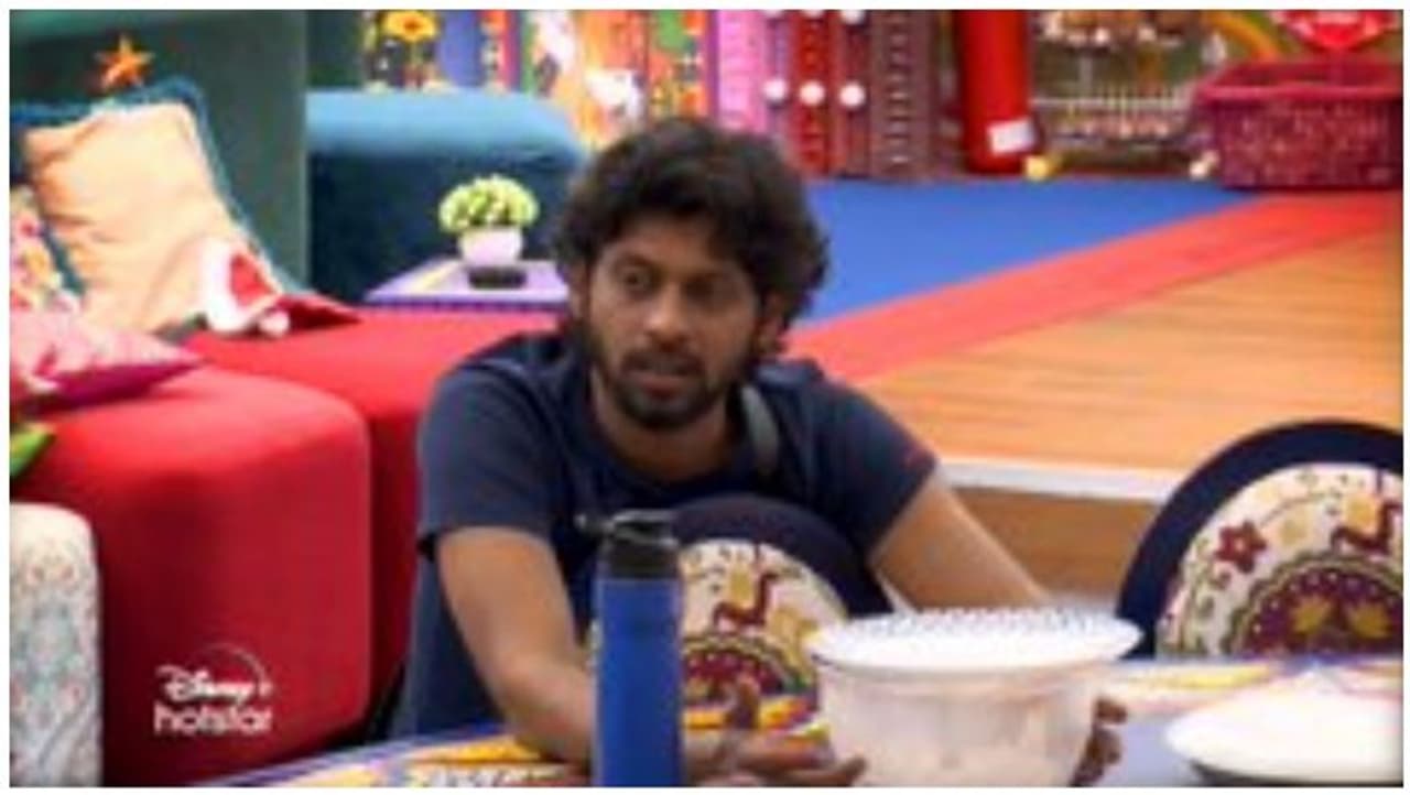 <p>பிரபல பிக்பாஸ் வீட்டின் விறுவிறுப்பான போட்டியாளரான ரியோ... இதுவரை தன்னுடைய சுய ரூபத்தை வெளியில் காட்டவில்லை என்பதே பலரது கருத்தாகவும் உள்ளது.</p> <p>பிரபல பிக்பாஸ் வீட்டின் விறுவிறுப்பான போட்டியாளரான ரியோ... இதுவரை தன்னுடைய சுய ரூபத்தை வெளியில் காட்டவில்லை என்பதே பலரது கருத்தாகவும் உள்ளது.</p>