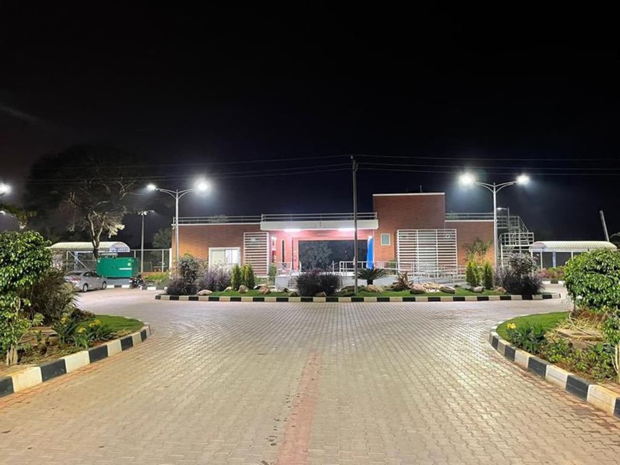 <p>To increase connectivity to the Kempegowda International Airport, Indian Railways has introduced a train service to the airport</p>