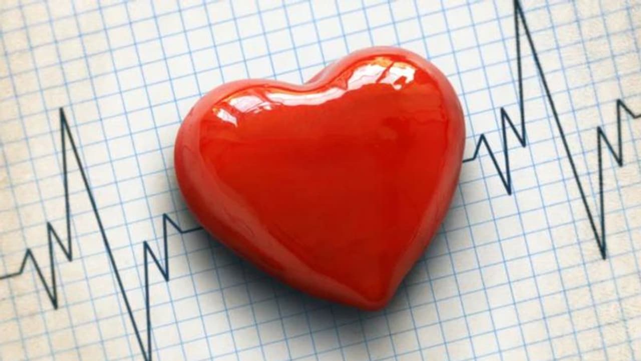 <p>ಎರಡೂ ಆರೋಗ್ಯ ಪರಿಸ್ಥಿತಿಗಳ ಲಕ್ಷಣಗಳು ಹೆಚ್ಚು ಕಡಿಮೆ ಒಂದೇ ಆಗಿರುವುದರಿಂದ ಹೃದಯಾಘಾತ ಮತ್ತು ಪ್ಯಾನಿಕ್ ಅಟ್ಯಾಕ್ ವ್ಯತ್ಯಾಸ ತಿಳಿಯುವುದು ಕಷ್ಟ. ಅತಿಯಾದ ಒತ್ತಡ ಮತ್ತು ಆತಂಕವು ಪ್ಯಾನಿಕ್ ಅಟ್ಯಾಕ್‌ನ&nbsp;ಪ್ರಮುಖ ಕಾರಣ.&nbsp;ಇದು ಹೃದಯಾಘಾತಕ್ಕೂ ಕಾರಣವಾಗಬಹುದು. ಪ್ಯಾನಿಕ್ ಅಟ್ಯಾಕ್‌ನಿಂದ ಬಳಲುತ್ತಿರುವ ಜನರನ್ನು ತುರ್ತು ಸಮಯದಲ್ಲಿ ಆಸ್ಪತ್ರೆಗೆ ಸಾಗಿಸಲಾಗುತ್ತದೆ. ಇವೆರಡರ ನಡುವಿನ ವ್ಯತ್ಯಾಸವನ್ನು ತಿಳಿದುಕೊಳ್ಳುವುದರಿಂದ ಜೀವ ಉಳಿಸಬಹುದು ಮತ್ತು ಸಮಸ್ಯೆಯನ್ನು ಉತ್ತಮ ರೀತಿಯಲ್ಲಿ ನಿಭಾಯಿಸಲು ಸಹಾಯ ಮಾಡುತ್ತದೆ.</p>