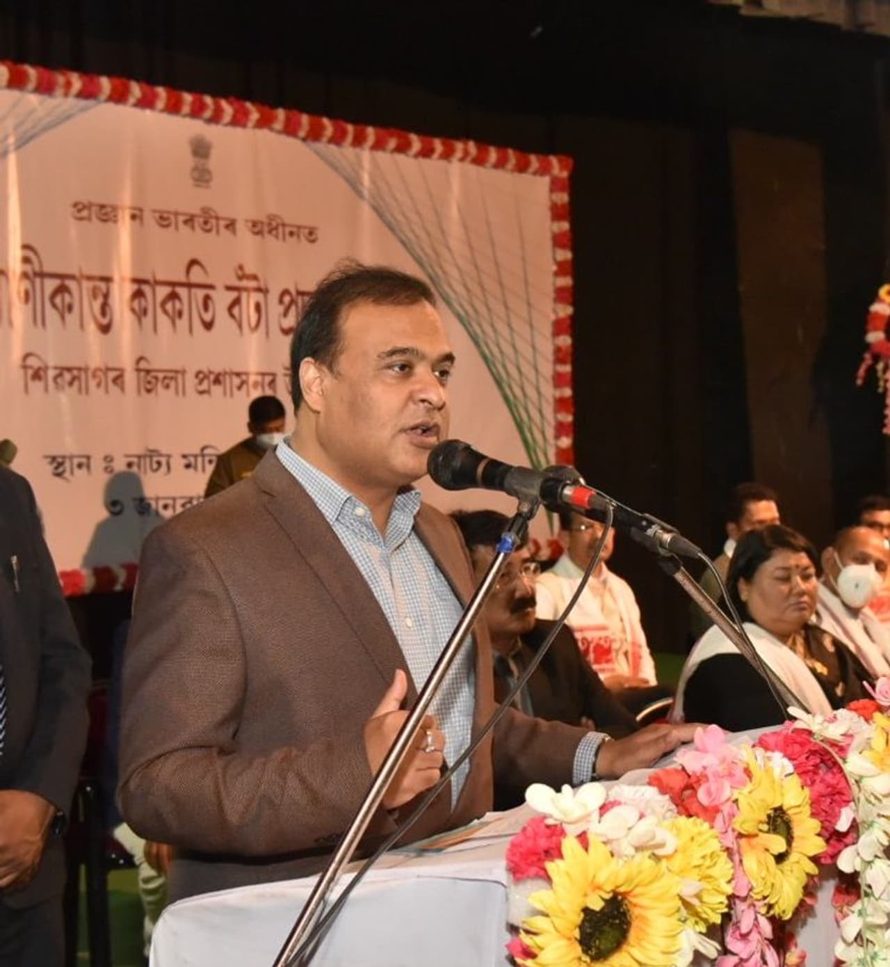 <p>&nbsp;ಪ್ರತಿ ದಿನ ಶಾಲೆಗೆ ಹಾಜರಾಗುವ ವಿದ್ಯಾರ್ಥಿನಿಯರಿಗೆ ನೂರು ರೂ. ಪ್ರೋತ್ಸಾಹಧನ ಸಿಗಲಿದೆ. ರಾಜ್ಯ ಶಿಕ್ಷಣ ಸಚಿವ ಹಿಮಂತ್ ಬಿಸ್ವಾ ಶರ್ಮಾ ಈ ಘೋಷಣೆ ಮಾಡಿದ್ದಾರೆ.</p>