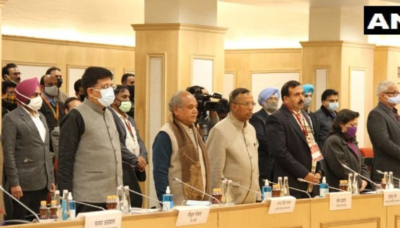 <p>ದೆಹಲಿ ಗಡಿ ಭಾಗದಲ್ಲಿ ರೈತರು ನಡೆಸುತ್ತಿರುವ ಪ್ರತಿಭಟನೆ ತಿಂಗಳು ದಾಟಿದೆ. ಕೇಂದ್ರ ಸರ್ಕಾರ ತಂದಿರುವ 3 ಕೃಷಿ ಕಾಯ್ದೆಗಳನ್ನು ಹಿಂಪಡೆಯಲು ಒತ್ತಾಯಿಸಿ ರೈತರು ಪ್ರತಿಭಟನೆ ನಡೆಸುತ್ತಿದ್ದಾರೆ.</p> <p>ದೆಹಲಿ ಗಡಿ ಭಾಗದಲ್ಲಿ ರೈತರು ನಡೆಸುತ್ತಿರುವ ಪ್ರತಿಭಟನೆ ತಿಂಗಳು ದಾಟಿದೆ. ಕೇಂದ್ರ ಸರ್ಕಾರ ತಂದಿರುವ 3 ಕೃಷಿ ಕಾಯ್ದೆಗಳನ್ನು ಹಿಂಪಡೆಯಲು ಒತ್ತಾಯಿಸಿ ರೈತರು ಪ್ರತಿಭಟನೆ ನಡೆಸುತ್ತಿದ್ದಾರೆ.</p>