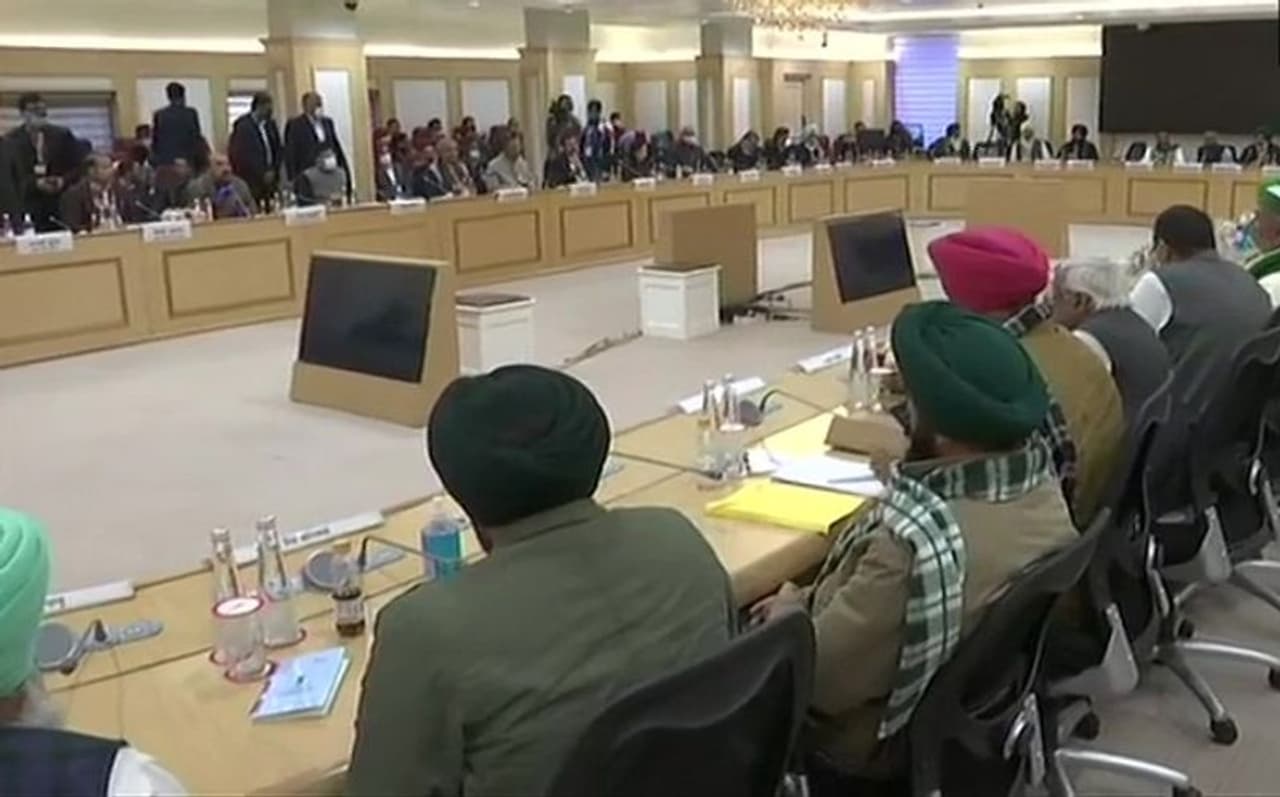 <p>ಕೇಂದ್ರ ಸರ್ಕಾರ ಜಾರಿಗೆ ತಂದಿರುವ ಕೃಷಿ ಮಸೂದೆ ವಿರೋಧಿಸಿ ರೈತರು ಪ್ರತಿಭಟನೆ ನಡೆಸುತ್ತಿದ್ದಾರೆ. ಇದರ ನಡುವೆ 7ನೇ ಸುತ್ತಿನ ಮಾತುಕತೆಯೂ ವಿಫಲಗೊಂಡಿದೆ. ಇದಕ್ಕೆ ಕಾರಣವೇನು ಅನ್ನೋ ಕುತೂಹಲ ಸಭೆಯ ಪ್ರಮುಖಾಂಶಗಳು ಉತ್ತರ ನೀಡುತ್ತಿದೆ.</p> <p>ಕೇಂದ್ರ ಸರ್ಕಾರ ಜಾರಿಗೆ ತಂದಿರುವ ಕೃಷಿ ಮಸೂದೆ ವಿರೋಧಿಸಿ ರೈತರು ಪ್ರತಿಭಟನೆ ನಡೆಸುತ್ತಿದ್ದಾರೆ. ಇದರ ನಡುವೆ 7ನೇ ಸುತ್ತಿನ ಮಾತುಕತೆಯೂ ವಿಫಲಗೊಂಡಿದೆ. ಇದಕ್ಕೆ ಕಾರಣವೇನು ಅನ್ನೋ ಕುತೂಹಲ ಸಭೆಯ ಪ್ರಮುಖಾಂಶಗಳು ಉತ್ತರ ನೀಡುತ್ತಿದೆ.</p>