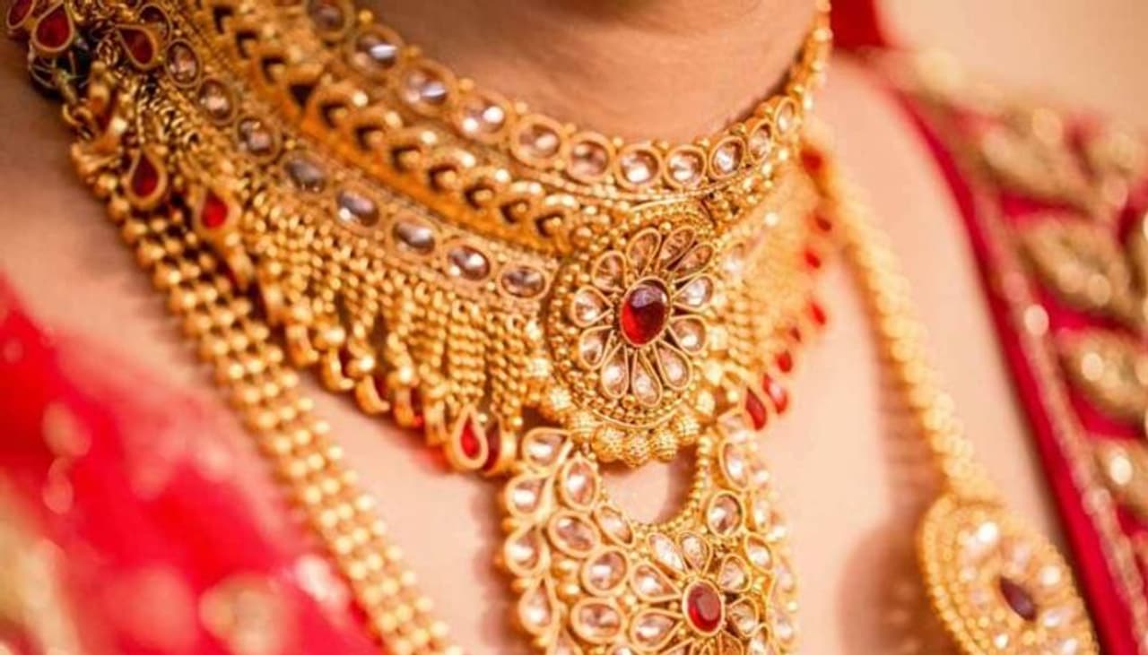 <p>ಹೊಸ ವರ್ಷ ಆರಂಭವಾಗಿದೆ. ಹೀಗಿದ್ದರೂ ಕಳೆದ ಏಳು ದಿನಗಳಿಂದ ಚಿನ್ನದ ದರ ಮಾತ್ರ ಏರುತ್ತಲೇ ಇತ್ತು.&nbsp;</p>