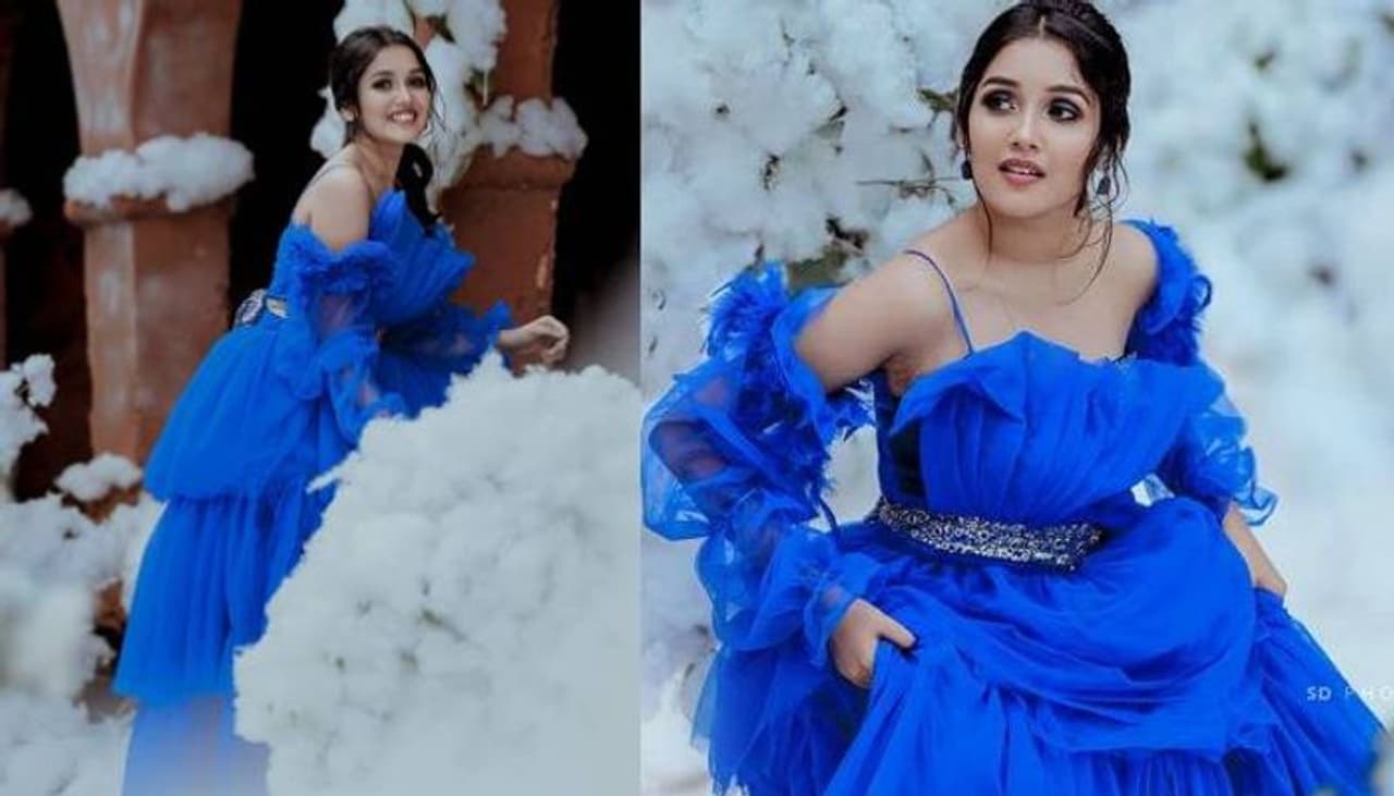 മഞ്ഞിന്റെ പശ്ചാത്തലത്തിൽ റോയല് ബ്ലൂ പോം ഡ്രസ്സില് നിൽക്കുന്ന അനിഘയാണ് ചിത്രങ്ങളിലുള്ളത്. മഞ്ഞിന്റെ പശ്ചാത്തലത്തിൽ റോയല് ബ്ലൂ പോം ഡ്രസ്സില് നിൽക്കുന്ന അനിഘയാണ് ചിത്രങ്ങളിലുള്ളത്.