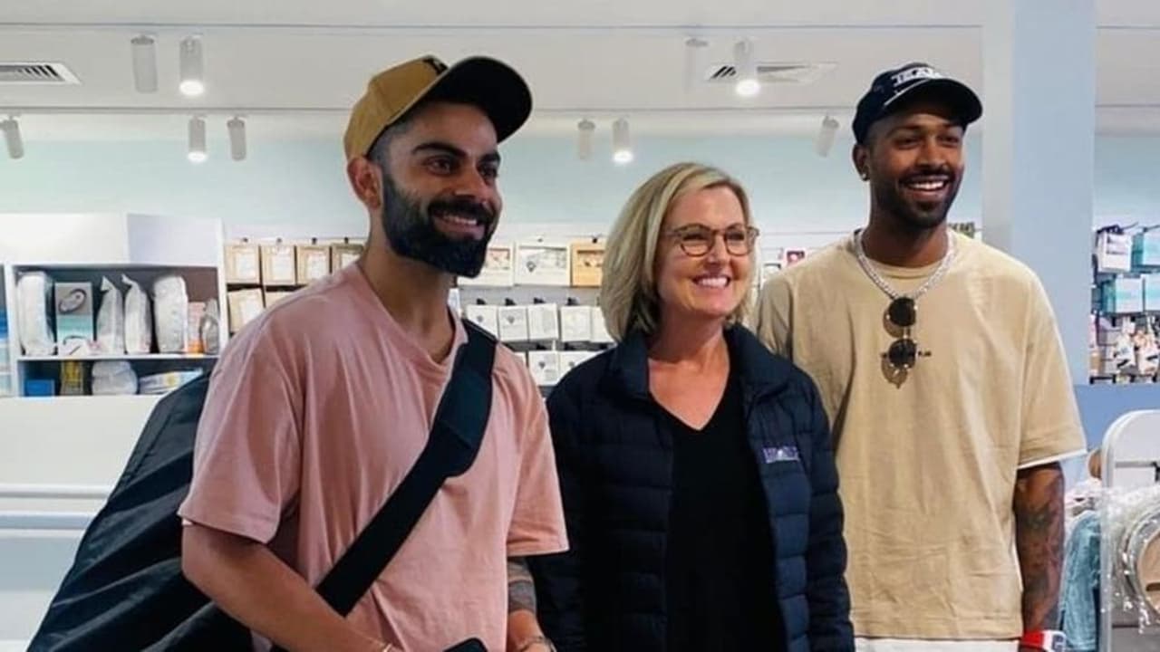 <p>వన్డే సిరీస్ ముగిసిన తర్వాత భారత సారథి విరాట్ కోహ్లీ, ఆల్రౌండర్ హార్ధిక్ పాండ్యా కలిసి ఓ బేబీ కేర్ సెంటర్కి వెళ్లి షాపింగ్ చేశారు...</p> <p>వన్డే సిరీస్ ముగిసిన తర్వాత భారత సారథి విరాట్ కోహ్లీ, ఆల్రౌండర్ హార్ధిక్ పాండ్యా కలిసి ఓ బేబీ కేర్ సెంటర్కి వెళ్లి షాపింగ్ చేశారు...</p>