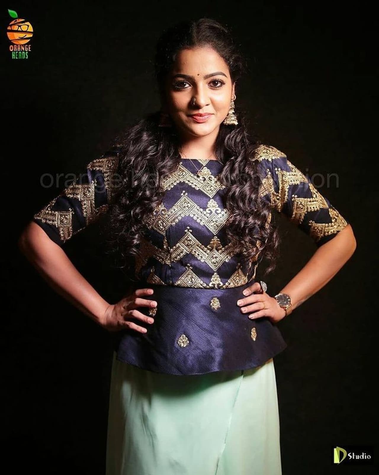 <h2> </h2><p>'பாண்டியன் ஸ்டோர்ஸ்' சீரியலில் முல்லையாக நடித்து வந்த விஜே சித்ரா கடந்த வருடம் டிசம்பர் 9ம் தேதி, சென்னை நசரத்பேட்டையில் உள்ள நட்சத்திர ஓட்டலில் தூக்கிட்டு தற்கொலை செய்து கொண்ட சம்பவத்தில் தற்போது வரை பல மர்மங்கள் நீடித்து வருகிறது. </p> <h2> </h2><p>'பாண்டியன் ஸ்டோர்ஸ்' சீரியலில் முல்லையாக நடித்து வந்த விஜே சித்ரா கடந்த வருடம் டிசம்பர் 9ம் தேதி, சென்னை நசரத்பேட்டையில் உள்ள நட்சத்திர ஓட்டலில் தூக்கிட்டு தற்கொலை செய்து கொண்ட சம்பவத்தில் தற்போது வரை பல மர்மங்கள் நீடித்து வருகிறது. </p>