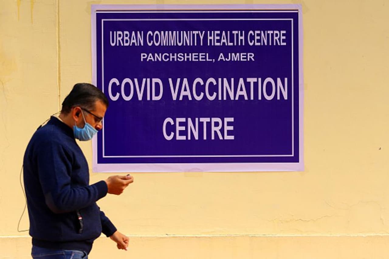 <p>ಜನವರಿ 16 ರಿಂದ ಕೊರೋನಾ ಲಸಿಕೆ ನೀಡವಿಕೆ ಆರಂಭಗೊಳ್ಳುತ್ತಿದೆ. ವಾಕ್ಸಿನೇಷನ್ ಬಳಿಕದ ಅಡ್ಡ ಪರಿಣಾಮ, ಗಮನ ಹರಿಸಬೇಕಾದ ಪ್ರಮುಖ ವಿಚಾರಗಳ ಕುರಿತು ಕೇಂದ್ರ ಆರೋಗ್ಯ ಇಲಾಖೆ ಗೈಡ್ಲೈನ್ಸ್ ಪ್ರಕಟಿಸಿದೆ.</p> <p>ಜನವರಿ 16 ರಿಂದ ಕೊರೋನಾ ಲಸಿಕೆ ನೀಡವಿಕೆ ಆರಂಭಗೊಳ್ಳುತ್ತಿದೆ. ವಾಕ್ಸಿನೇಷನ್ ಬಳಿಕದ ಅಡ್ಡ ಪರಿಣಾಮ, ಗಮನ ಹರಿಸಬೇಕಾದ ಪ್ರಮುಖ ವಿಚಾರಗಳ ಕುರಿತು ಕೇಂದ್ರ ಆರೋಗ್ಯ ಇಲಾಖೆ ಗೈಡ್ಲೈನ್ಸ್ ಪ್ರಕಟಿಸಿದೆ.</p>