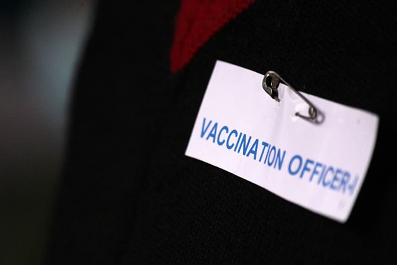 <p>കേന്ദ്ര സർക്കാർ കൊവിഡ് വാക്സിൻ വിതരണത്തിന്റെ തീയ്യതി ഈ ആഴ്ച തന്നെ പ്രഖ്യാപിക്കുമെന്നാണ് പുറത്തുവരുന്ന റിപ്പോർട്ടുകൾ. ഇതിനായുള്ള നടപടികൾ വേഗത്തിലാക്കി. ആദ്യഘട്ടത്തിൽ ആരോഗ്യ പ്രവർത്തകർക്കാണ് വാക്സിൻ വിതരണം ചെയ്യുക. കൊവിഷീൽഡ് വാക്സിനായി 1,300 കോടിയുടെ കരാർ കേന്ദ്ര സർക്കാർ സീറം ഇൻസ്റ്റിറ്റ്യുമായി ഒപ്പുവക്കുമെന്നാണ് പുറത്ത് വരുന്ന റിപ്പോർട്ട്. </p> <p>കേന്ദ്ര സർക്കാർ കൊവിഡ് വാക്സിൻ വിതരണത്തിന്റെ തീയ്യതി ഈ ആഴ്ച തന്നെ പ്രഖ്യാപിക്കുമെന്നാണ് പുറത്തുവരുന്ന റിപ്പോർട്ടുകൾ. ഇതിനായുള്ള നടപടികൾ വേഗത്തിലാക്കി. ആദ്യഘട്ടത്തിൽ ആരോഗ്യ പ്രവർത്തകർക്കാണ് വാക്സിൻ വിതരണം ചെയ്യുക. കൊവിഷീൽഡ് വാക്സിനായി 1,300 കോടിയുടെ കരാർ കേന്ദ്ര സർക്കാർ സീറം ഇൻസ്റ്റിറ്റ്യുമായി ഒപ്പുവക്കുമെന്നാണ് പുറത്ത് വരുന്ന റിപ്പോർട്ട്. </p>