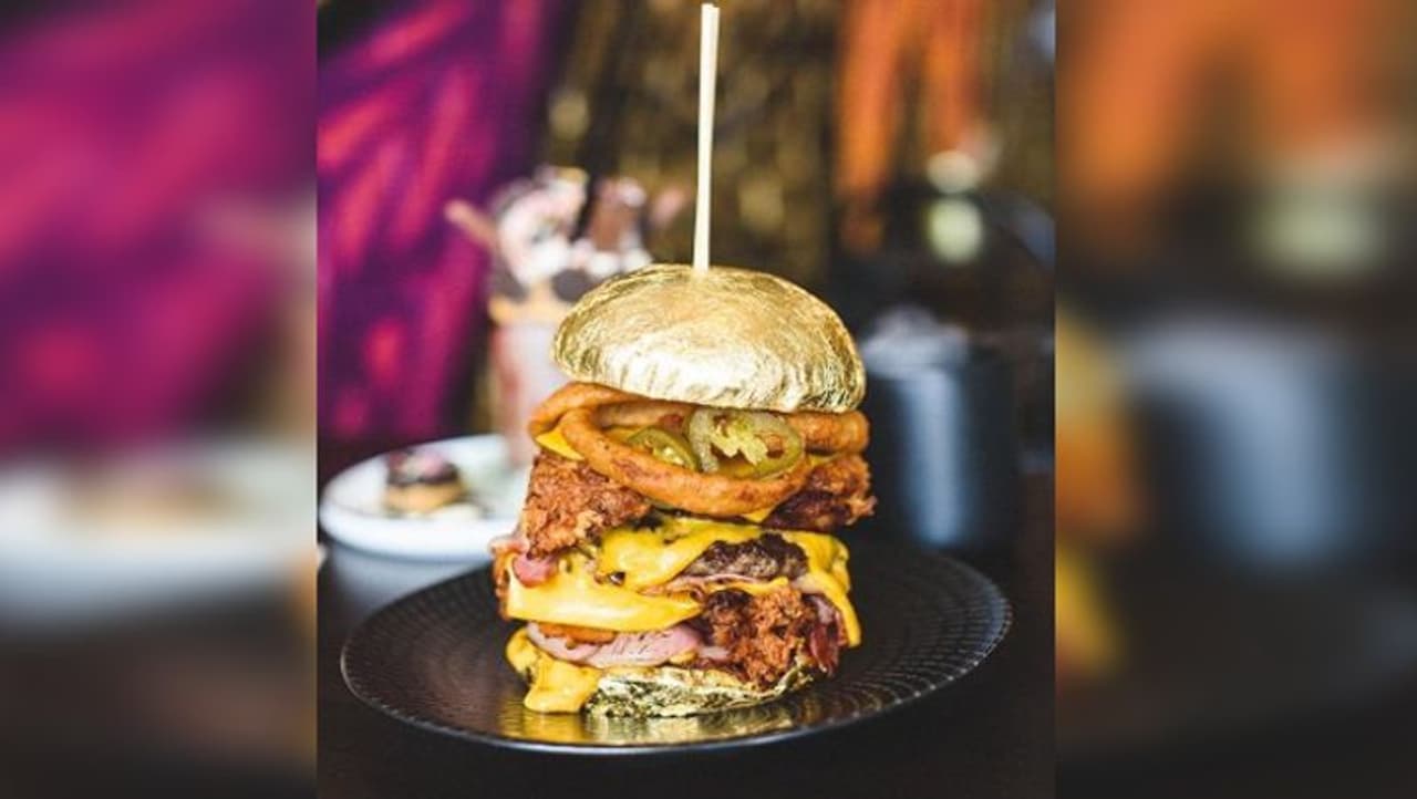 <p>బర్గర్ అంటే ఇష్టపడని జంక్ ఫుడ్ లవర్ ఉండడు. రెండు బన్స్ మధ్యలో రకరకాల కూరగాయలు.. సాస్, మయోనైజ్, చీజ్, చికెన్ ముక్కలు ఇలా రకరకాలుగా తయారు చేసే బర్గర్ అంటే.. నోట్లో నీళ్లూరుతాయి. </p> <p>బర్గర్ అంటే ఇష్టపడని జంక్ ఫుడ్ లవర్ ఉండడు. రెండు బన్స్ మధ్యలో రకరకాల కూరగాయలు.. సాస్, మయోనైజ్, చీజ్, చికెన్ ముక్కలు ఇలా రకరకాలుగా తయారు చేసే బర్గర్ అంటే.. నోట్లో నీళ్లూరుతాయి. </p>