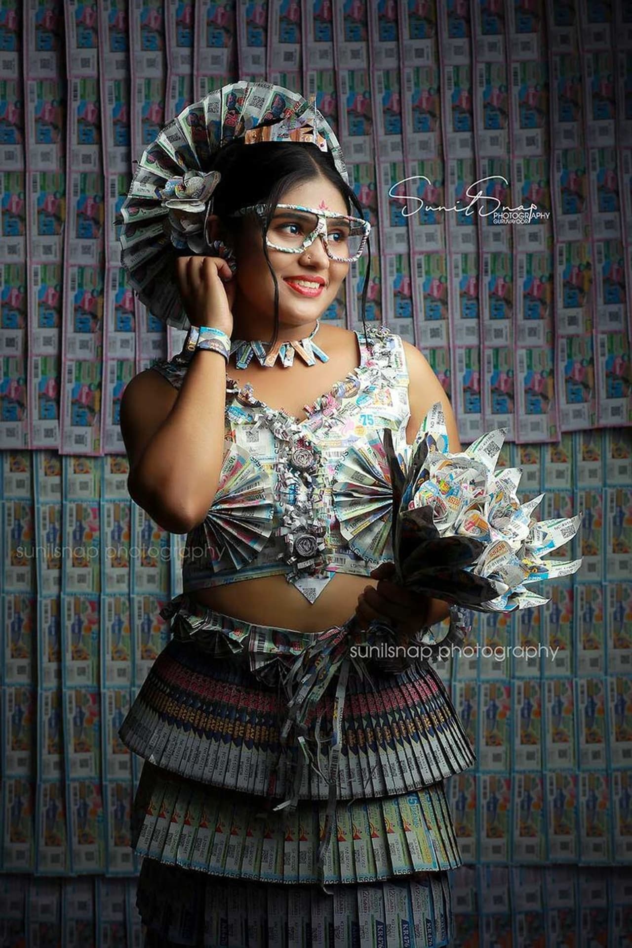 <p><span style="font size:18px;"><strong>ആളുകൾ നിരാശയോടെ ടിക്കറ്റുകള് വലിച്ചെറിയുന്നത് കണ്ടപ്പോൾ...</strong></span></p><p> </p><p>എവിടെ നോക്കിയാലും നമുക്ക് ലോട്ടറി ടിക്കറ്റുകൾ വിൽക്കുന്നവരെ കാണാനാകും. അതുപോലെ തന്നെ ടിക്കറ്റുകൾ എടുത്ത് സമ്മാനം ലഭിക്കാതെ ലോട്ടറികൾ വലിച്ചെറിയുന്നവരെയും. ഞാനും അത്യാവശ്യം ലോട്ടറി എടുക്കാറുള്ള ആളാണ്. ആഴ്ചയിൽ ഒരുദിവസമെങ്കിലും ഞാൻ ലോട്ടറി എടുക്കും. </p> <p><span style="font size:18px;"><strong>ആളുകൾ നിരാശയോടെ ടിക്കറ്റുകള് വലിച്ചെറിയുന്നത് കണ്ടപ്പോൾ...</strong></span></p><p> </p><p>എവിടെ നോക്കിയാലും നമുക്ക് ലോട്ടറി ടിക്കറ്റുകൾ വിൽക്കുന്നവരെ കാണാനാകും. അതുപോലെ തന്നെ ടിക്കറ്റുകൾ എടുത്ത് സമ്മാനം ലഭിക്കാതെ ലോട്ടറികൾ വലിച്ചെറിയുന്നവരെയും. ഞാനും അത്യാവശ്യം ലോട്ടറി എടുക്കാറുള്ള ആളാണ്. ആഴ്ചയിൽ ഒരുദിവസമെങ്കിലും ഞാൻ ലോട്ടറി എടുക്കും. </p>