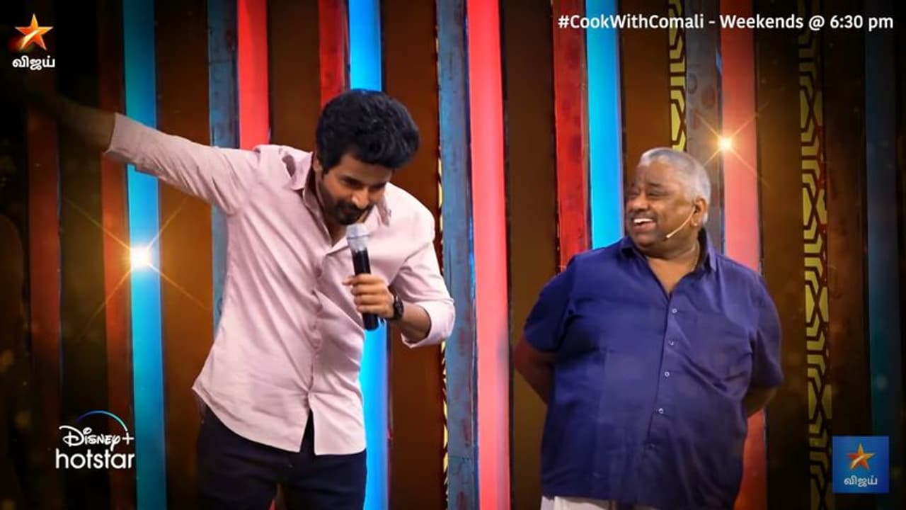 <p>விஜய் டிவியில் ஒளிபரப்பாகி வரும், அனைத்து நிகழ்ச்சிகளுக்குமே ரசிகர்கள் மத்தியில் நல்ல வரவேற்பு கிடைத்து வருகிறது. குறிப்பாக பிக்பாஸ் நிகழ்ச்சிக்கு அடுத்தபடியாக, அதிக பார்வையாளர்களை கவர்ந்தது என்றால் அது 'குக் வித் கோமாளி' நிகழ்ச்சி தான். இந்த நிகழ்ச்சிகளில் கலந்து கொள்ளும் செஃப் தாமு, மற்றும் செஃப் வெங்கடேஷ் பத் ஆகியோருக்கும் பல ரசிகர்கள் உள்ளனர். தற்போது செஃப் தாமு முதல் முறையாக தன்னுடைய மனைவி மற்றும் மகளுடன் சேர்ந்து எடுத்துக்கொண்ட புகைப்படம் வெளியாகி வைரலாகி வருகிறது.</p> <p>விஜய் டிவியில் ஒளிபரப்பாகி வரும், அனைத்து நிகழ்ச்சிகளுக்குமே ரசிகர்கள் மத்தியில் நல்ல வரவேற்பு கிடைத்து வருகிறது. குறிப்பாக பிக்பாஸ் நிகழ்ச்சிக்கு அடுத்தபடியாக, அதிக பார்வையாளர்களை கவர்ந்தது என்றால் அது 'குக் வித் கோமாளி' நிகழ்ச்சி தான். இந்த நிகழ்ச்சிகளில் கலந்து கொள்ளும் செஃப் தாமு, மற்றும் செஃப் வெங்கடேஷ் பத் ஆகியோருக்கும் பல ரசிகர்கள் உள்ளனர். தற்போது செஃப் தாமு முதல் முறையாக தன்னுடைய மனைவி மற்றும் மகளுடன் சேர்ந்து எடுத்துக்கொண்ட புகைப்படம் வெளியாகி வைரலாகி வருகிறது.</p>