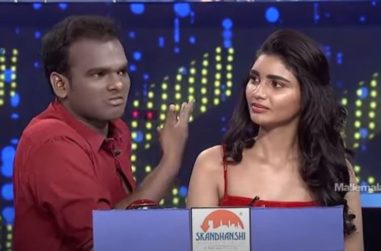 ఒకప్పుడు `జబర్దస్త్` లో యాంకర్ రష్మీ, కంటెస్టెంట్ సుడిగాలి సుధీర్ మధ్య మంచి కెమిస్ట్రీ పండేది. సుడిగాలి సుధీర్ స్క్రిప్ట్ లో కచ్చితంగా రష్మీపై పంచ్లు వేసేవారు. ఇప్పుడు వర్ష, ఇమ్మాన్యుయెల్ మధ్య అలాంటి కెమిస్ట్రీనే రన్ అవుతుంది. ఒకప్పుడు `జబర్దస్త్` లో యాంకర్ రష్మీ, కంటెస్టెంట్ సుడిగాలి సుధీర్ మధ్య మంచి కెమిస్ట్రీ పండేది. సుడిగాలి సుధీర్ స్క్రిప్ట్ లో కచ్చితంగా రష్మీపై పంచ్లు వేసేవారు. ఇప్పుడు వర్ష, ఇమ్మాన్యుయెల్ మధ్య అలాంటి కెమిస్ట్రీనే రన్ అవుతుంది.