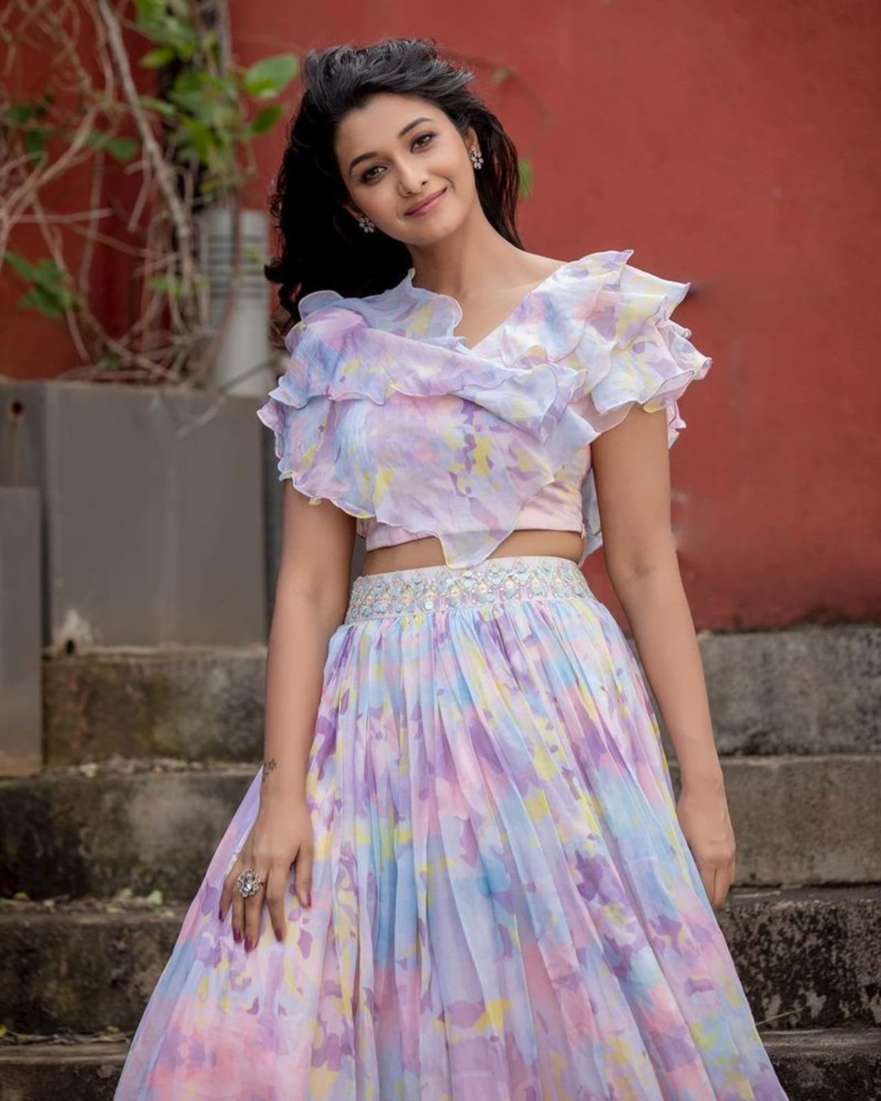 <h2>&nbsp;</h2><p>இன்ஜினியரிங் படித்து விட்டு, திரையுலகம் மேல் உள்ள ஆர்வத்தின் காரணமாக பிரபல நியூஸ் சேனலில், செய்தி வாசிப்பாளராக அறிமுகமாகி, சீரியல் நாயகியாக வளர்ந்து தற்போது வெள்ளித்திரையில் கலக்கி வருபவர் பிரியா பவானி.</p>