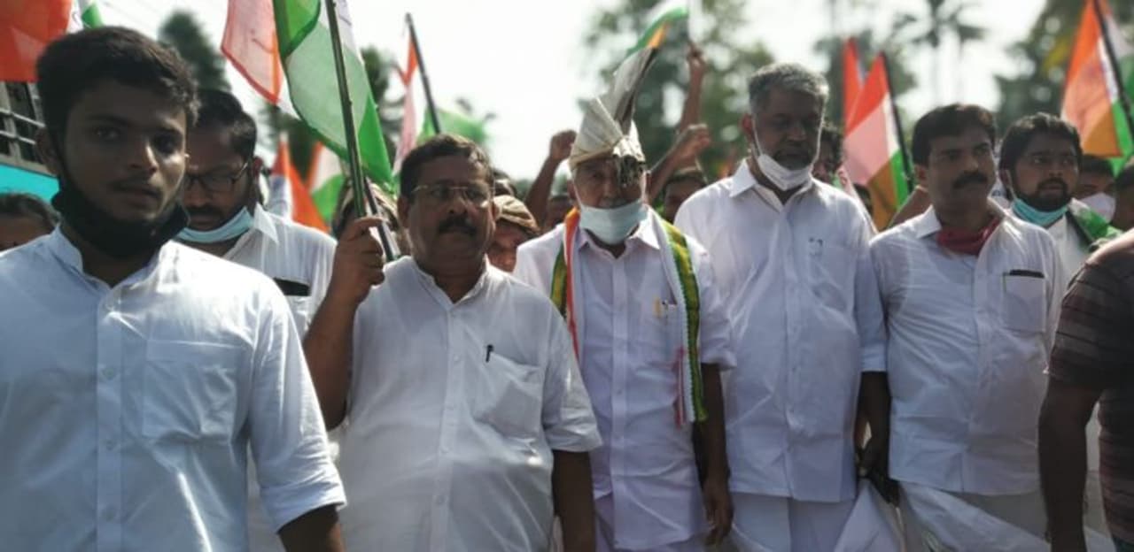 <p>ദില്ലിയില് നീതിക്ക് വേണ്ടി സമരം ചെയ്യുന്ന കര്ഷകര്ക്ക് ഐക്യദാര്ഢ്യം പ്രഖ്യാപിക്കുകയാണ് പദയാത്രയുടെ ലക്ഷ്യമെന്ന് ഉമ്മന് ചാണ്ടി ഏഷ്യാനെറ്റ് ന്യൂസിനോട് പറഞ്ഞു. </p> <p>ദില്ലിയില് നീതിക്ക് വേണ്ടി സമരം ചെയ്യുന്ന കര്ഷകര്ക്ക് ഐക്യദാര്ഢ്യം പ്രഖ്യാപിക്കുകയാണ് പദയാത്രയുടെ ലക്ഷ്യമെന്ന് ഉമ്മന് ചാണ്ടി ഏഷ്യാനെറ്റ് ന്യൂസിനോട് പറഞ്ഞു. </p>