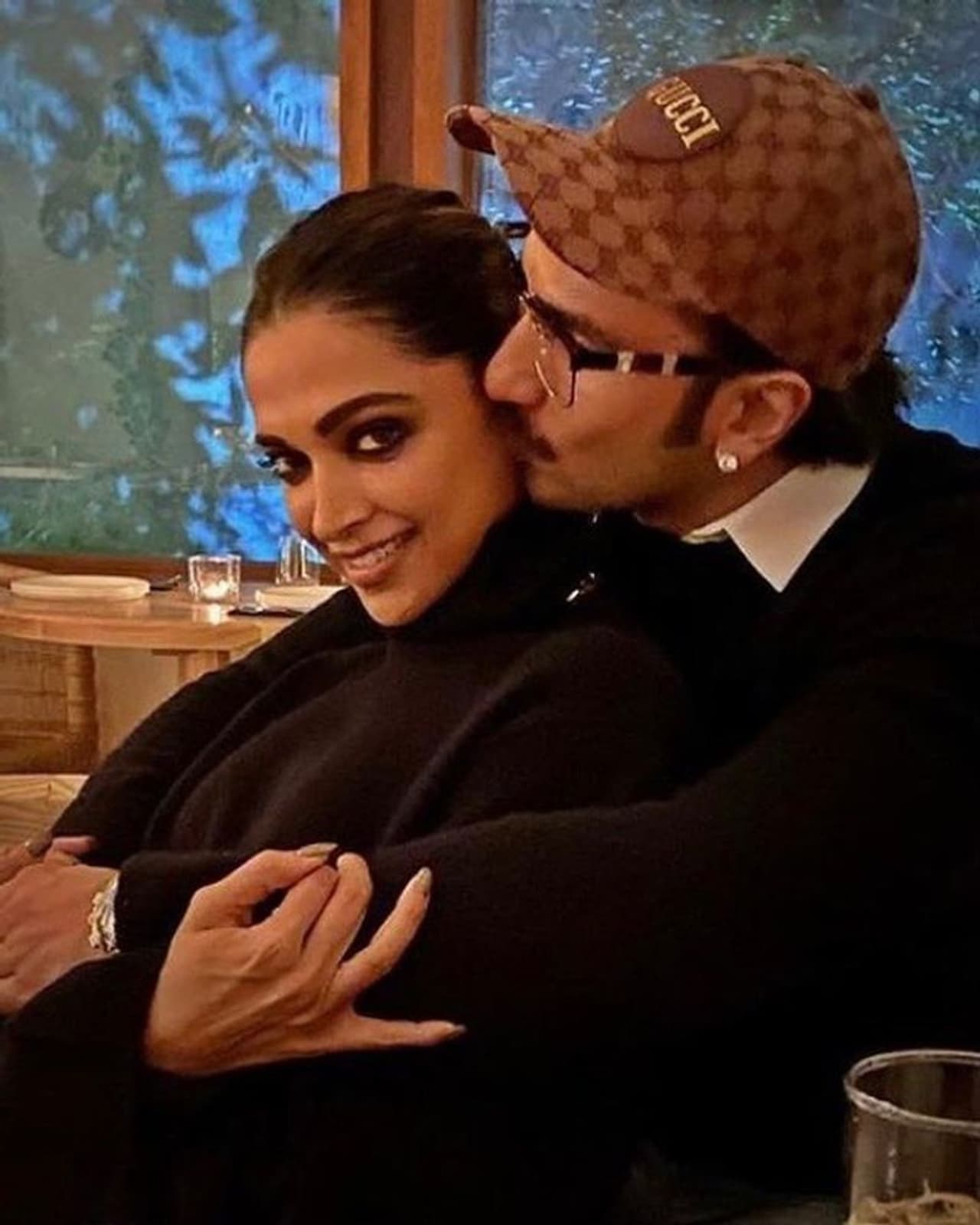 <p>ದೀಪಿಕಾ ಮತ್ತು ರಣವೀರ್ ಸಿಂಗ್ ಬಾಲಿವುಡ್ನ ಅತ್ಯಂತ ಪ್ರಸಿದ್ಧ ಜೋಡಿಗಳಲ್ಲೊಂದು.</p> <p>ದೀಪಿಕಾ ಮತ್ತು ರಣವೀರ್ ಸಿಂಗ್ ಬಾಲಿವುಡ್ನ ಅತ್ಯಂತ ಪ್ರಸಿದ್ಧ ಜೋಡಿಗಳಲ್ಲೊಂದು.</p>