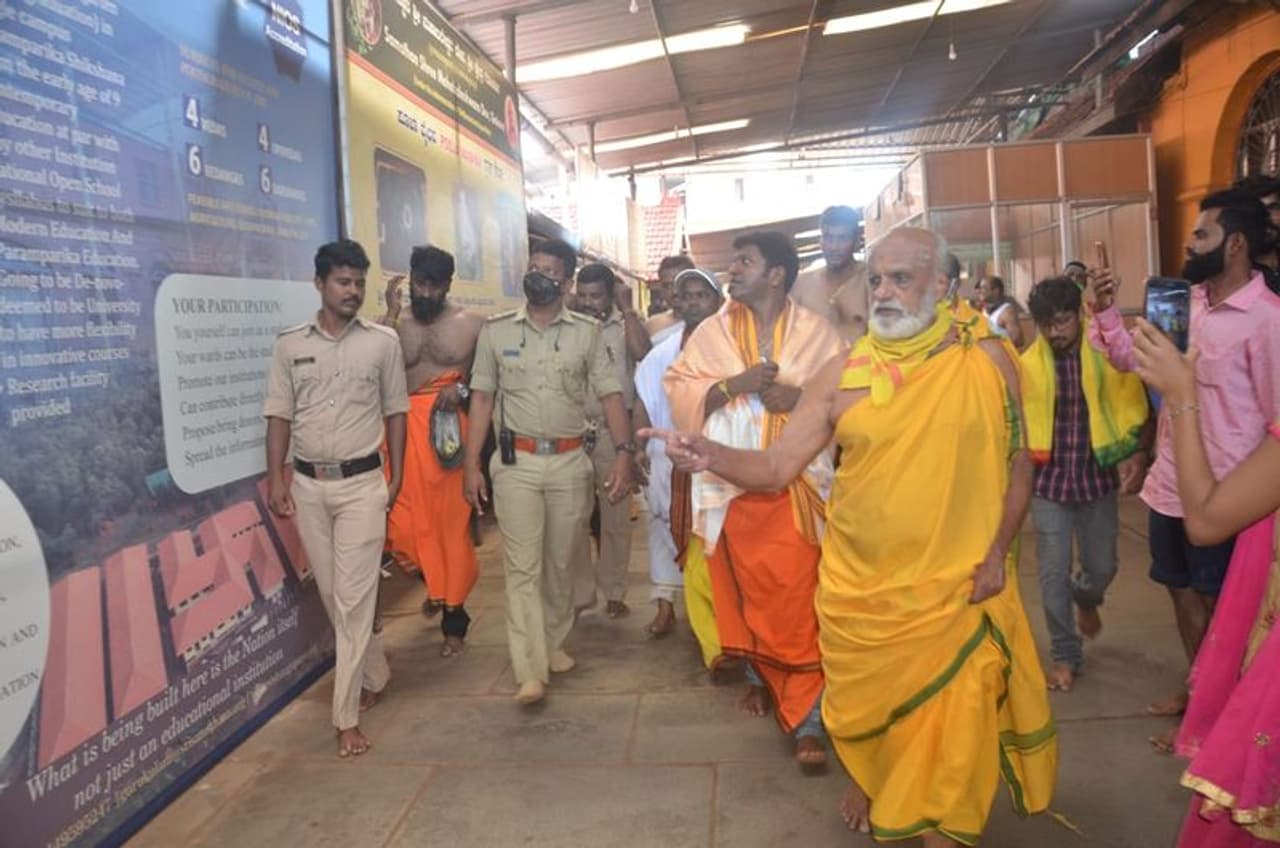 <p>ಸ್ಯಾಂಡಲ್ವುಡ್ ನಟ ಪುನೀತ್ ರಾಜ್ಕುಮಾರ್ ಗೋಕರ್ಣ ಕ್ಷೇತ್ರಕ್ಕೆ ಭೇಟಿ ನೀಡಿದ್ದಾರೆ.</p> <p>ಸ್ಯಾಂಡಲ್ವುಡ್ ನಟ ಪುನೀತ್ ರಾಜ್ಕುಮಾರ್ ಗೋಕರ್ಣ ಕ್ಷೇತ್ರಕ್ಕೆ ಭೇಟಿ ನೀಡಿದ್ದಾರೆ.</p>