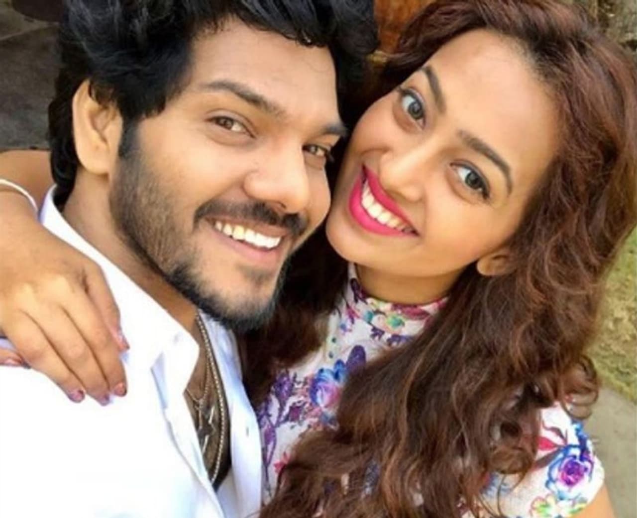 భీమవరం బుల్లొడు` చిత్రంతో తెలుగులో పాపులర్ అయిన ఎస్తర్ ర్యాప్ సింగర్, నటుడు నోయల్ సీన్ని పెళ్లి చేసుకుంది. ప్రేమించుకున్న వీరిద్దరు 2019 జనవరిలో పెళ్లి చేసుకున్నారు. వీరిద్దరి మధ్య మనస్పార్థాలు వీరిని దూరం చేశాయి. నెల రోజుల్లోనే వీరి మధ్య గొడవలు ప్రారంభమై విడిపోయారు. భీమవరం బుల్లొడు` చిత్రంతో తెలుగులో పాపులర్ అయిన ఎస్తర్ ర్యాప్ సింగర్, నటుడు నోయల్ సీన్ని పెళ్లి చేసుకుంది. ప్రేమించుకున్న వీరిద్దరు 2019 జనవరిలో పెళ్లి చేసుకున్నారు. వీరిద్దరి మధ్య మనస్పార్థాలు వీరిని దూరం చేశాయి. నెల రోజుల్లోనే వీరి మధ్య గొడవలు ప్రారంభమై విడిపోయారు.