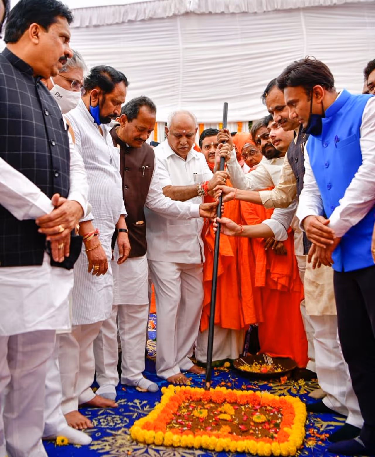 <p>ಮುಖ್ಯಮಂತ್ರಿ ಬಿ.ಎಸ್. ಯಡಿಯೂರಪ್ಪ ಅವರು ಇಂದು (ಬುಧವಾರ) ಬೀದರ್ ಜಿಲ್ಲೆಯ ಬಸವಕಲ್ಯಾಣದಲ್ಲಿ ನೂತನ ಅನುಭವ ಮಂಟಪಕ್ಕೆ&nbsp; ಭೂಮಿ ಪೂಜೆ&nbsp;ನೆರವೇರಿಸಿದರು.</p>