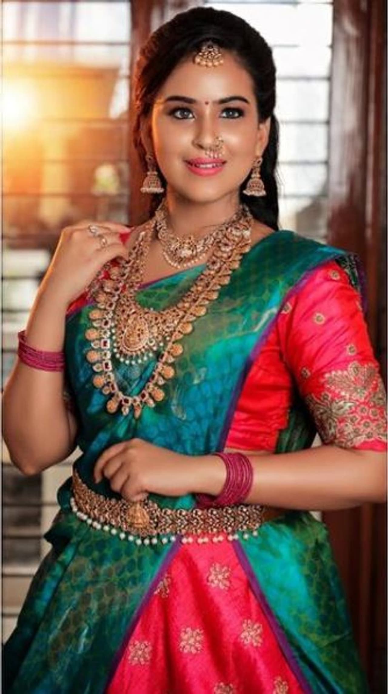 <p>உடைக்கு ஏற்ற நகைகள் அணிந்து அசத்தும் கண்மணி </p> <p>உடைக்கு ஏற்ற நகைகள் அணிந்து அசத்தும் கண்மணி </p>