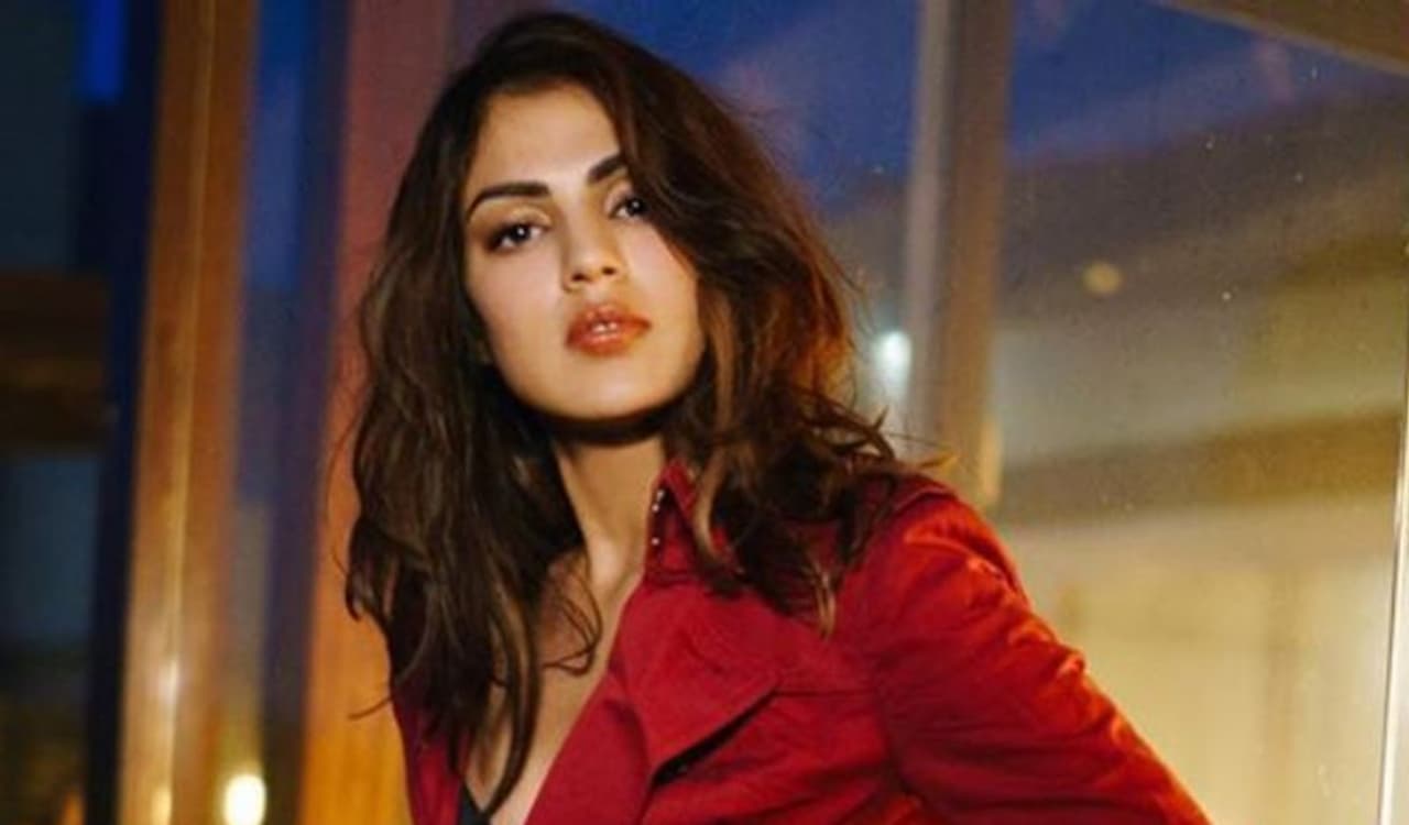 <p>ನಟಿ ರಿಯಾ ಚಕ್ರವರ್ತಿ ಚಾರ್ಜ್ಶೀಟ್ ಮೂಲಕ ನಾರ್ಕೋಟಿಕ್ಸ್ ಕಂಟ್ರೋಲ್ ಬ್ಯೂರೋ (ಎನ್ಸಿಬಿ) ಗೆ ಅವರ ಸಂಪೂರ್ಣ ತಪ್ಪೊಪ್ಪಿಗೆ ಕೆಲವು ಚಕಿತಗೊಳಿಸುವ ವಿಚಾರ ಬಹಿರಂಗಪಡಿಸಿದ್ದಾರೆ.</p> <p>ನಟಿ ರಿಯಾ ಚಕ್ರವರ್ತಿ ಚಾರ್ಜ್ಶೀಟ್ ಮೂಲಕ ನಾರ್ಕೋಟಿಕ್ಸ್ ಕಂಟ್ರೋಲ್ ಬ್ಯೂರೋ (ಎನ್ಸಿಬಿ) ಗೆ ಅವರ ಸಂಪೂರ್ಣ ತಪ್ಪೊಪ್ಪಿಗೆ ಕೆಲವು ಚಕಿತಗೊಳಿಸುವ ವಿಚಾರ ಬಹಿರಂಗಪಡಿಸಿದ್ದಾರೆ.</p>